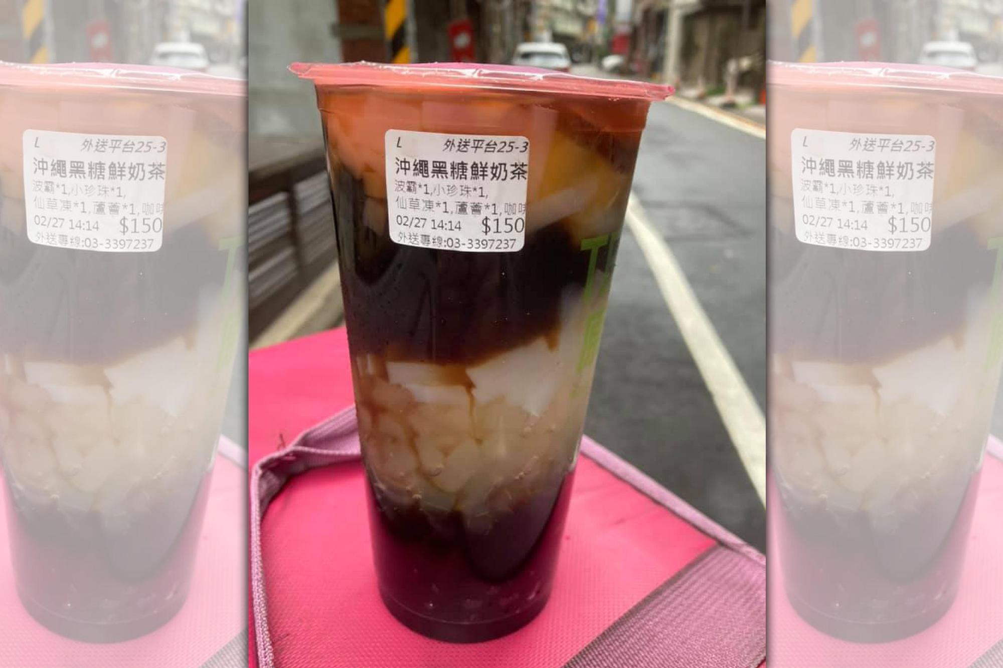 外送員分享送餐的飲料，一杯金額高達150元，裡面塞滿各種配料。（翻攝自爆廢公社二館）