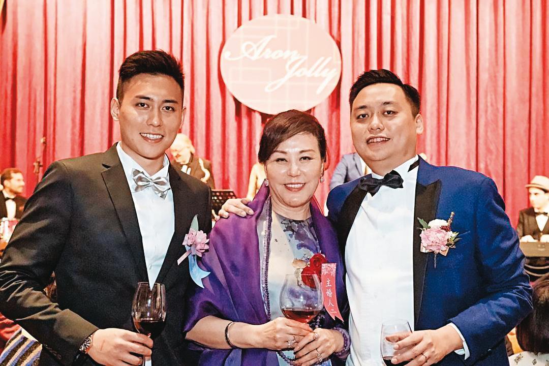 柯鑑育（左）與哥哥（右）是同母異父的兄弟，母子三人間感情甚篤。（翻攝自柯鑑育IG）