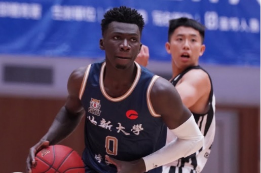 世新大學球員阿巴西指控對手在比賽中罵他「黑鬼」。（翻攝自SSUtv Sports Youtube）