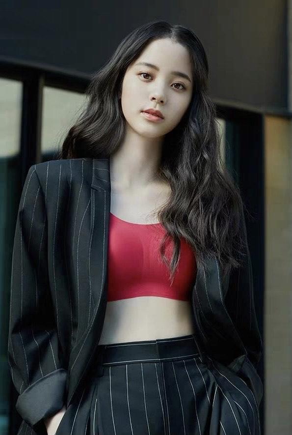 歐陽娜娜近日接下內衣代言,變身性感小大人。(翻攝自新浪娛樂微博)