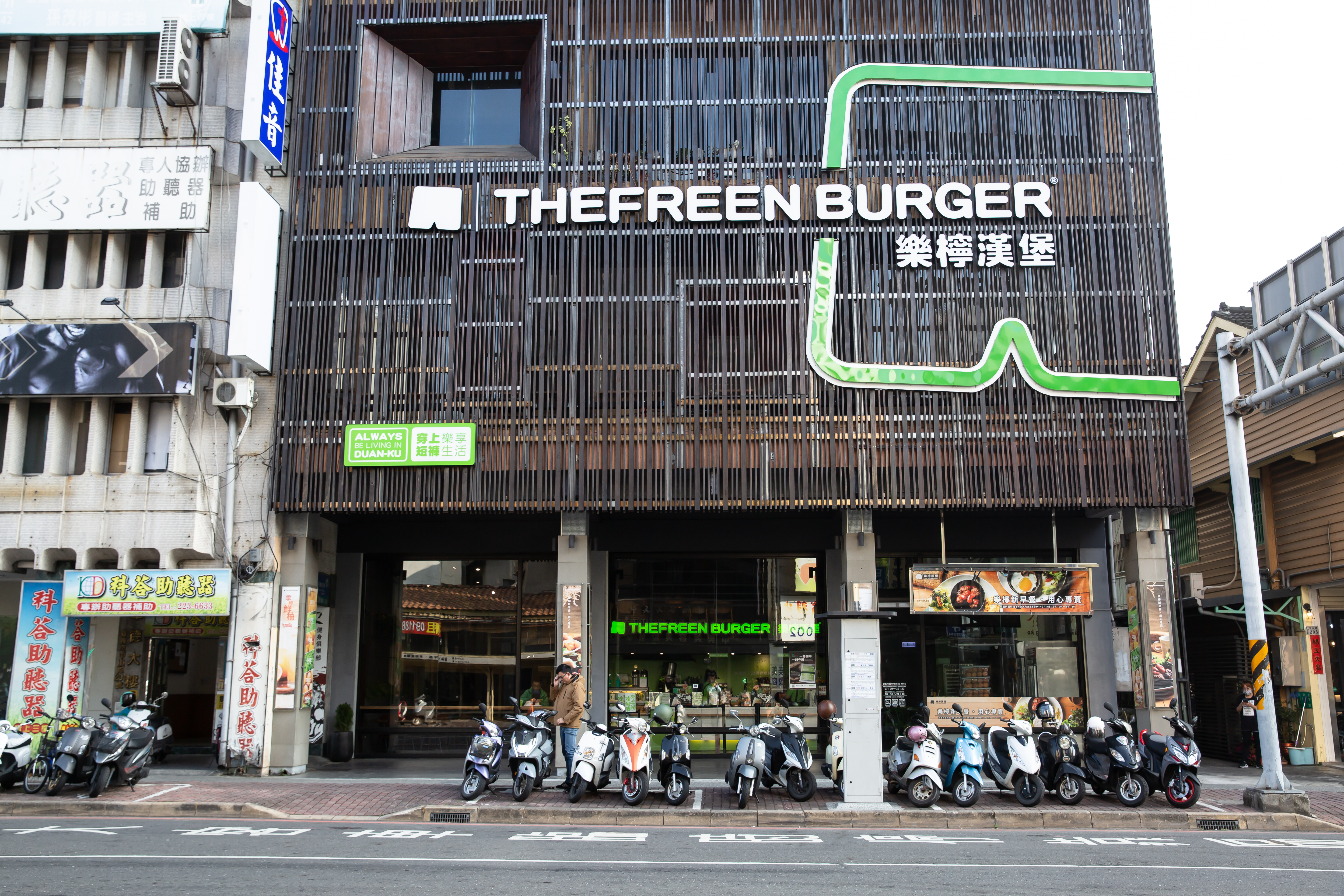 目前樂檸漢堡11家店皆為直營，遍布北中南，2020年營收1.3億元。