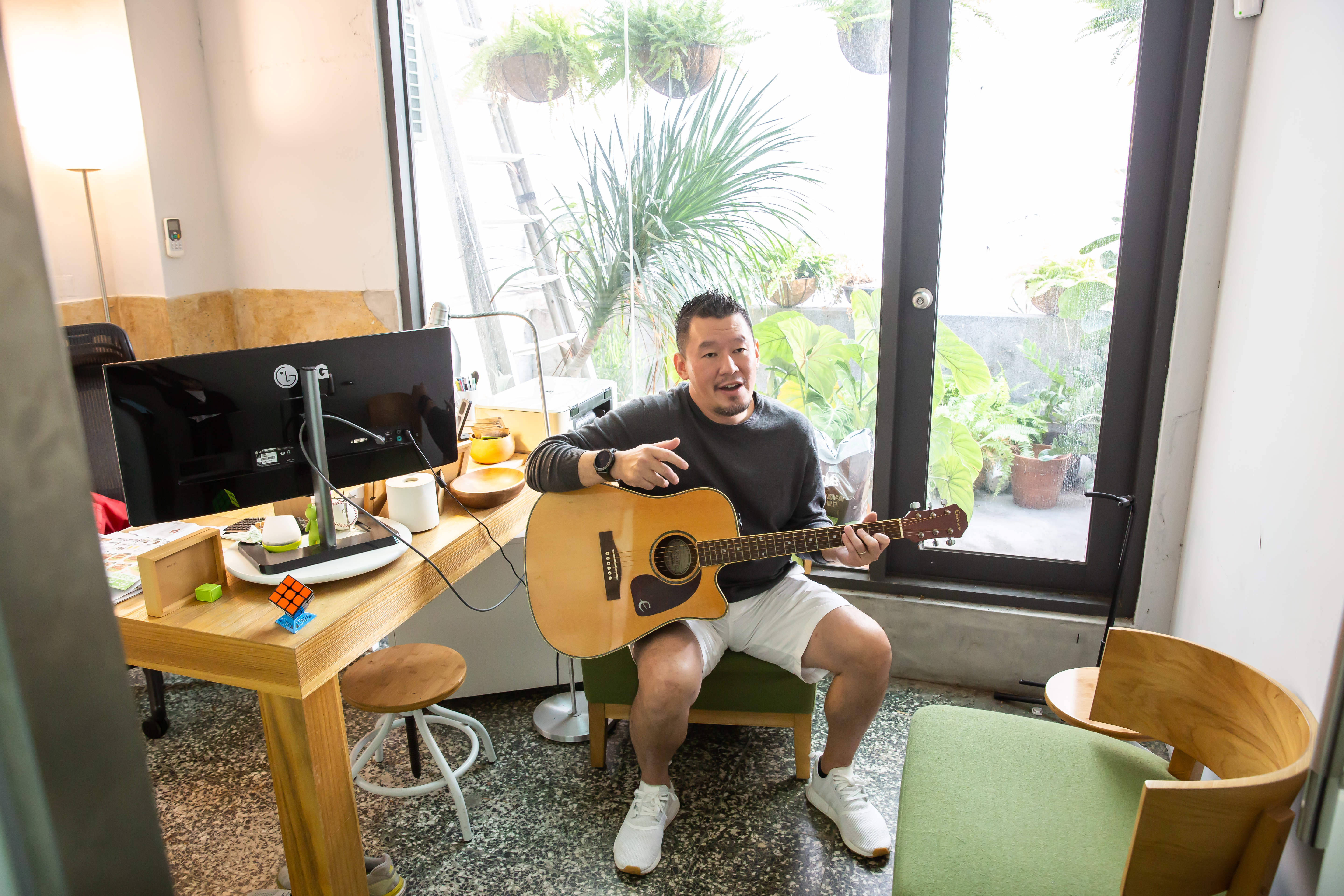 身著黑色長T與短褲的陳永中一派休閒，不似一般西裝筆挺的董事長總是給人距離感。