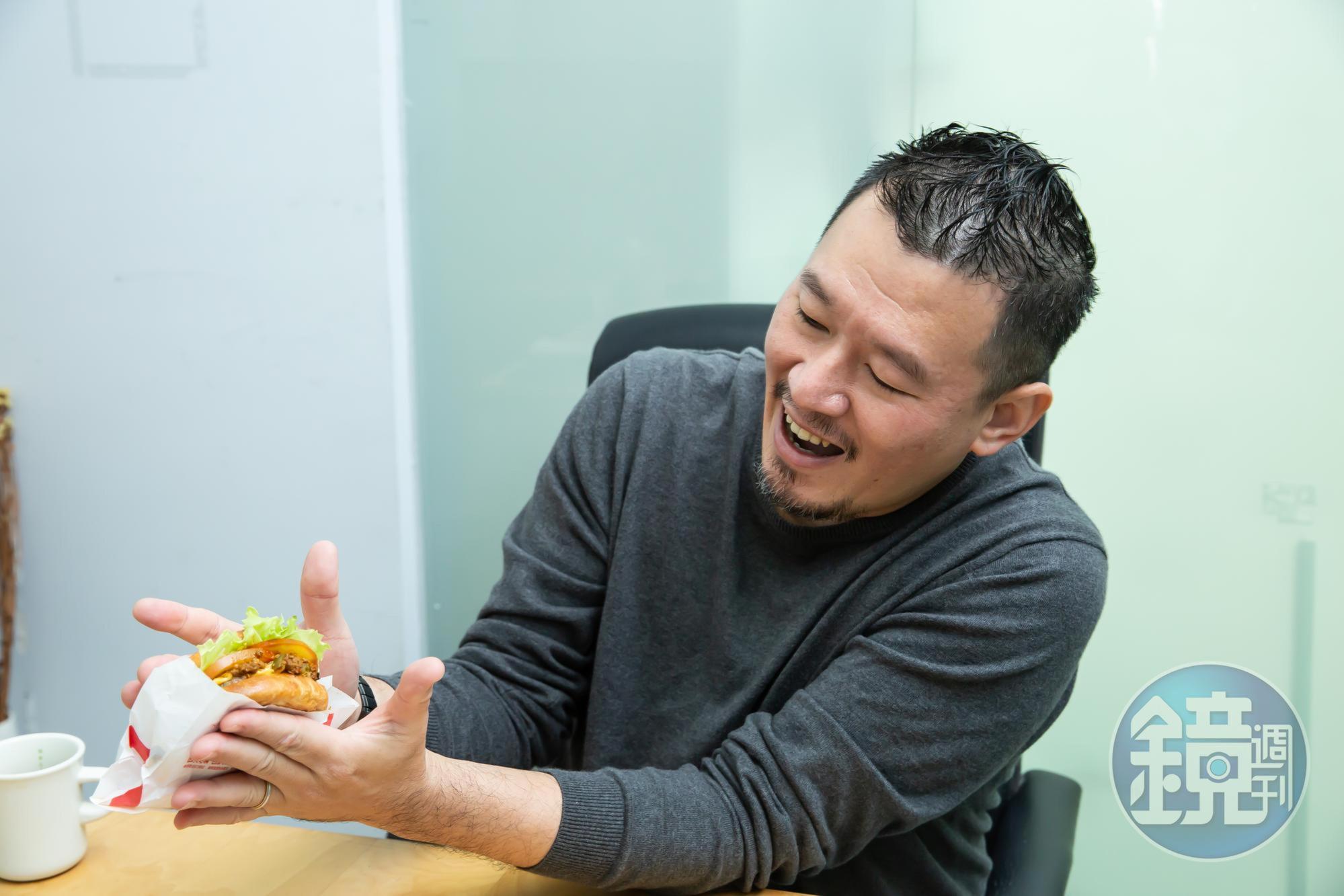 陳永中對自家漢堡很有自信,特別強調要壓扁吃,才能同時嚐到肉汁混合起司與醬汁的滋味。