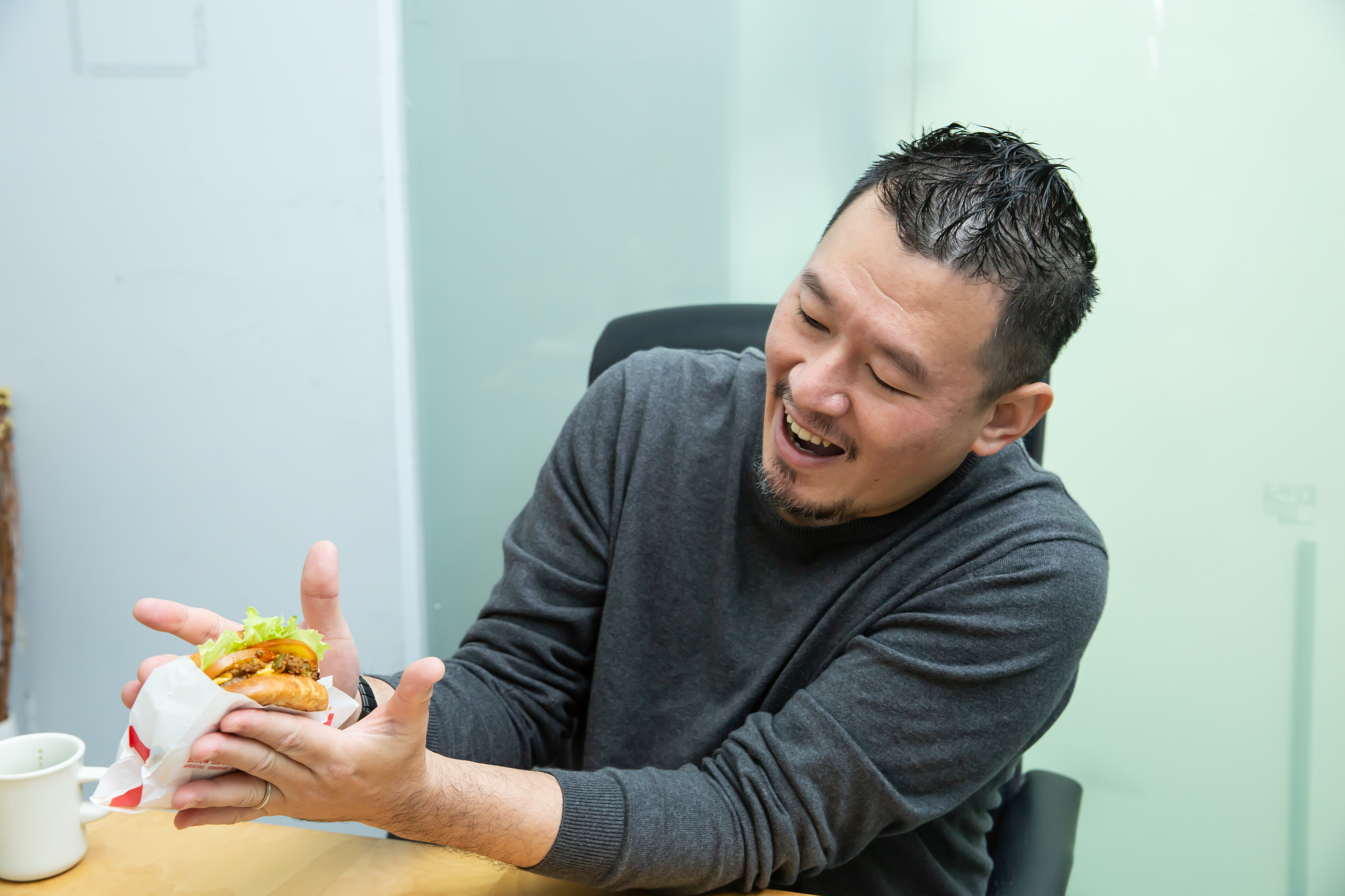 陳永中對自家漢堡很有自信，特別強調要壓扁吃，才能同時嚐到肉汁混合起司與醬汁的滋味。