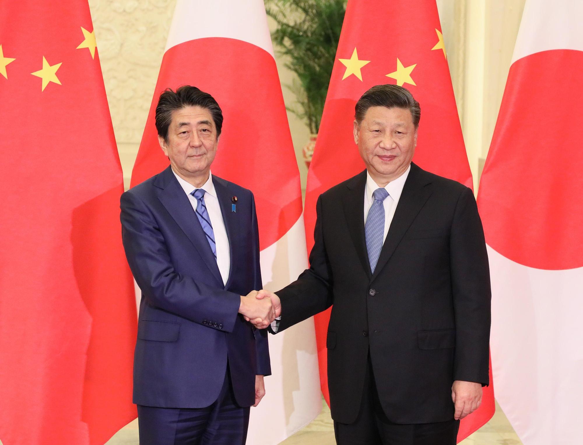 中國國家主席習近平(右)本預計去年4月要訪日,怎料因為疫情延宕後,又因人權問題擱置。左為日本前首相安倍晉三。(翻攝自日本首相官邸官網)