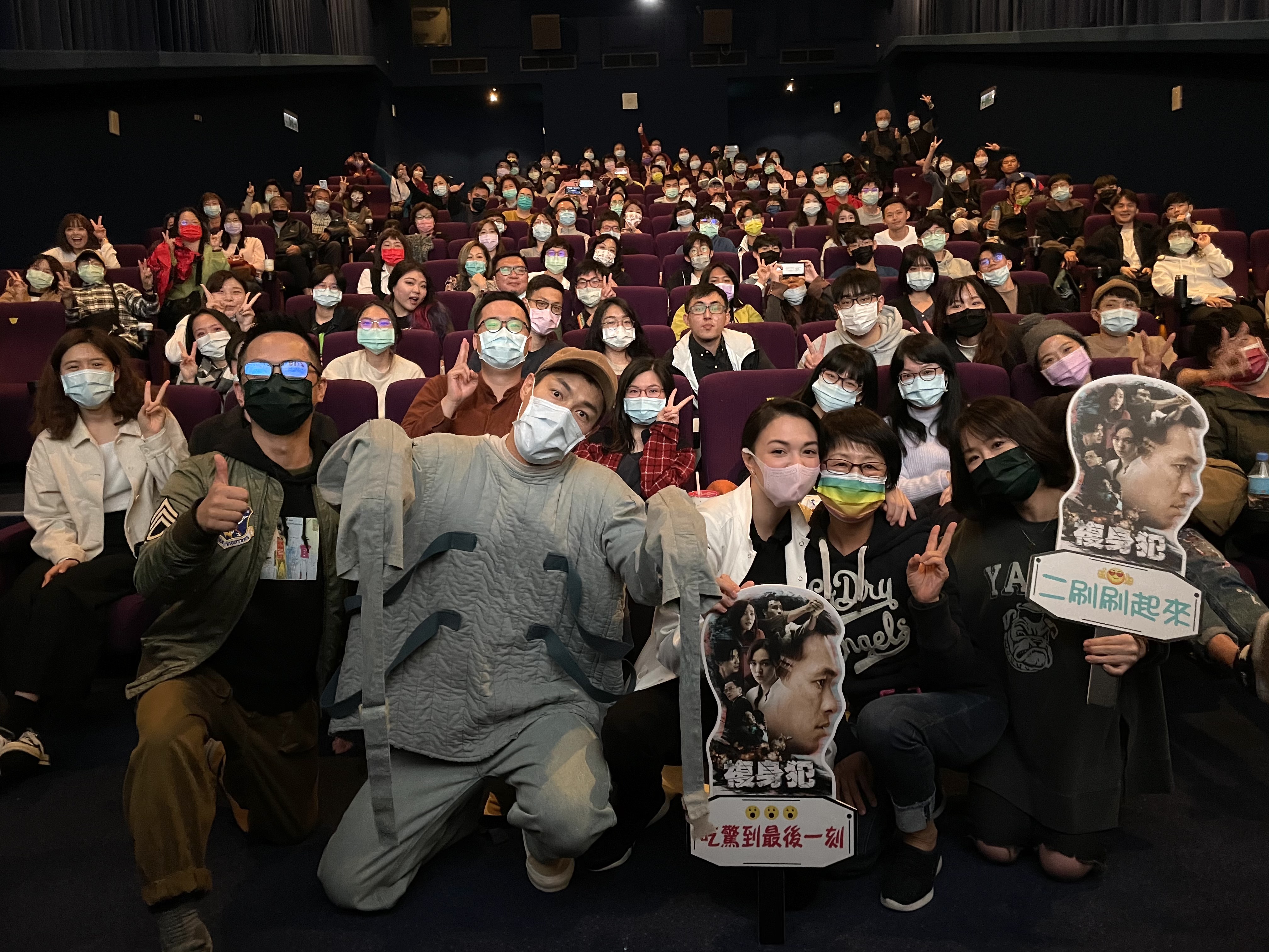 楊祐寧穿著戲中的病服會戲迷，他笑稱很像在過萬聖節。（牽猴子提供）