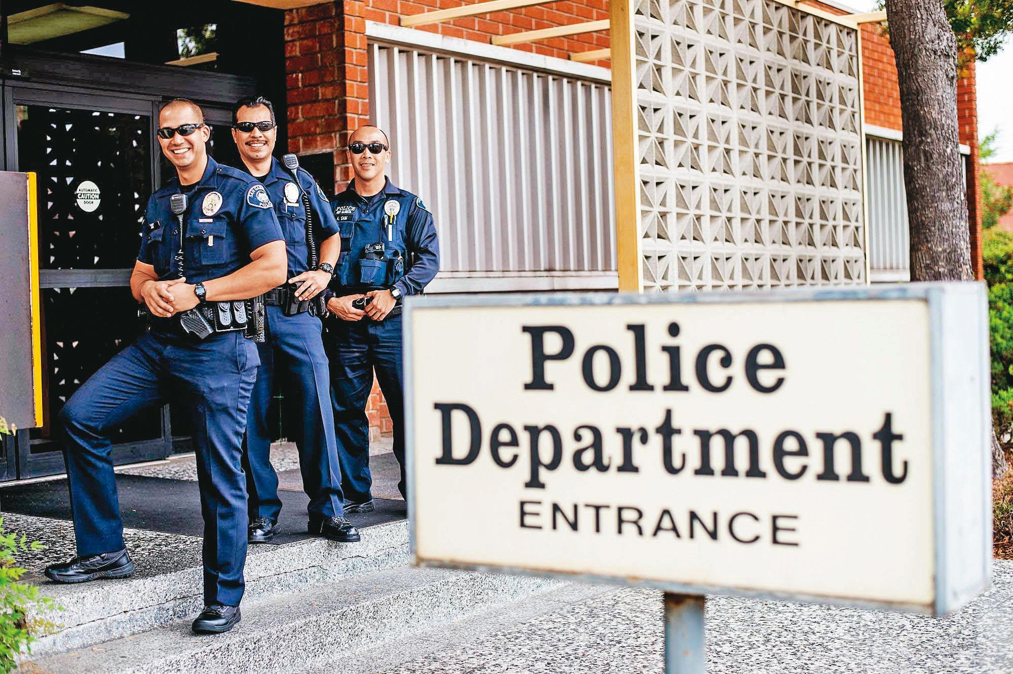 趙駿亞被加州聖蓋博市警方逮捕帶回警局偵訊時,不願多談案發經過。圖非案發當時照片。(翻攝加州聖蓋博市政府官網)