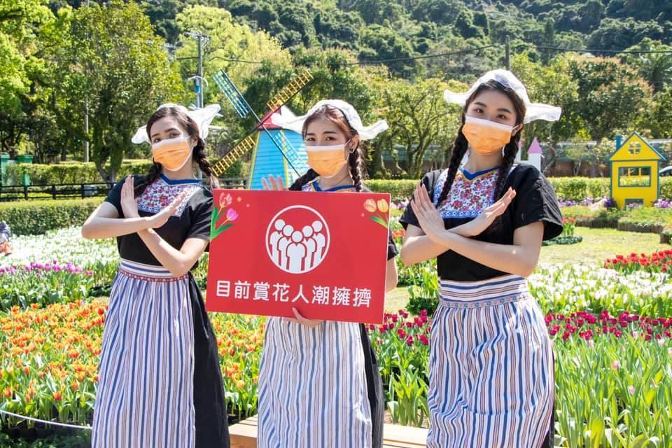 士林官邸一早就湧入大量人潮,北市工務局示警為人潮爆量的紅燈。(翻攝自公園新花漾臉書)
