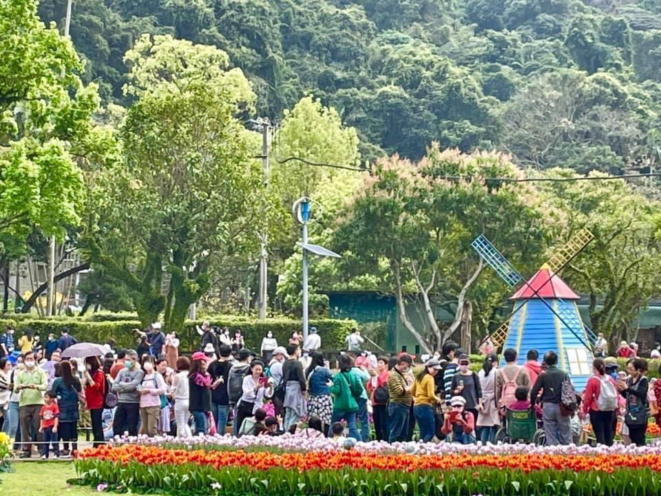 士林官邸一早就湧入大量人潮,北市工務局示警為人潮爆量的紅燈。(翻攝自公園新花漾臉書)