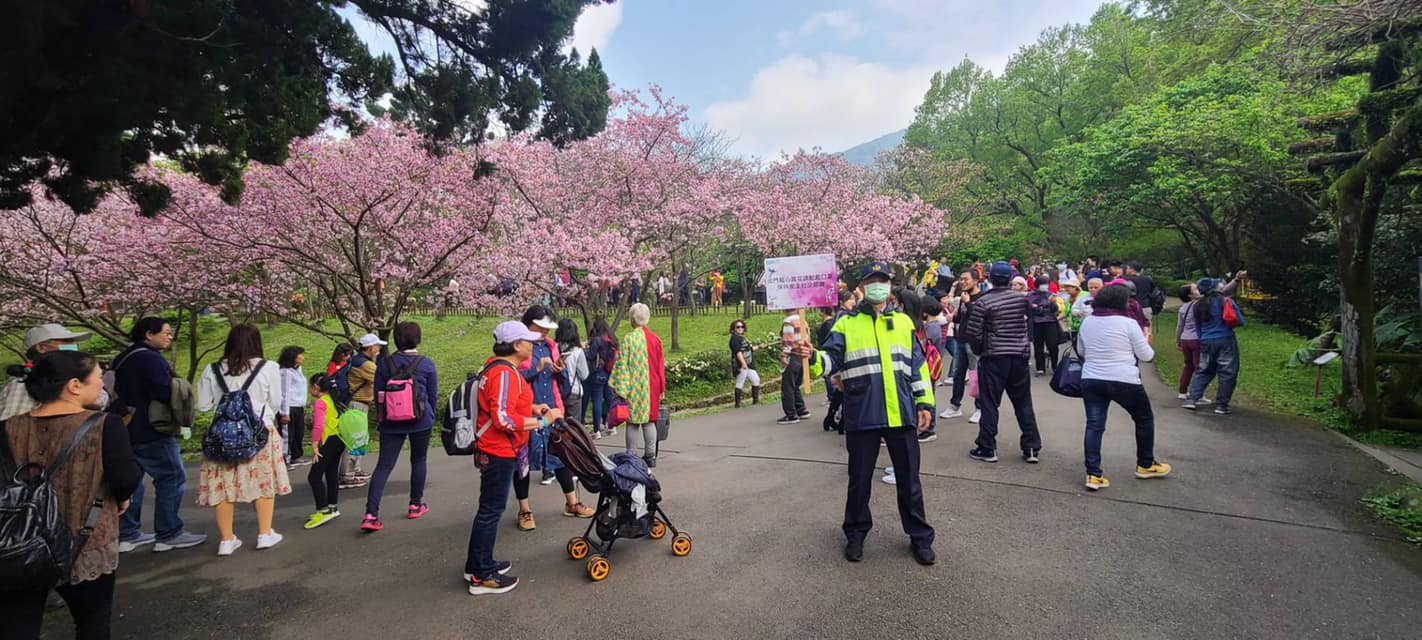 正值花季期間的陽明公園也為人潮較多的黃色燈號。（翻攝自公園新花漾臉書）