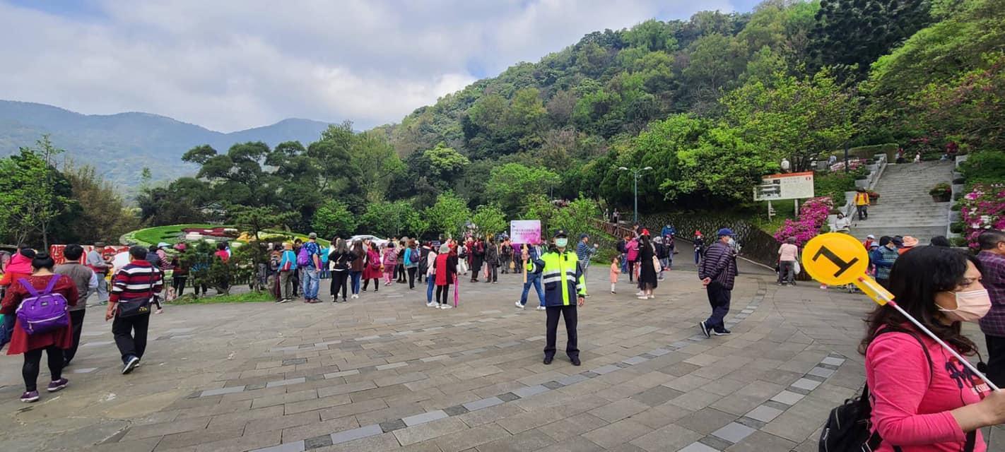 正值花季期間的陽明公園也為人潮較多的黃色燈號。(翻攝自公園新花漾臉書)