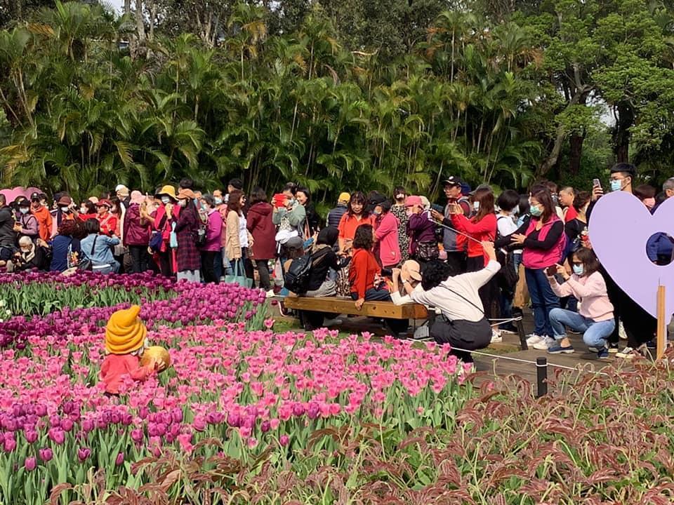 士林官邸一早就湧入大量人潮,北市工務局示警為人潮爆量的紅燈。(翻攝自公園新花漾臉書)