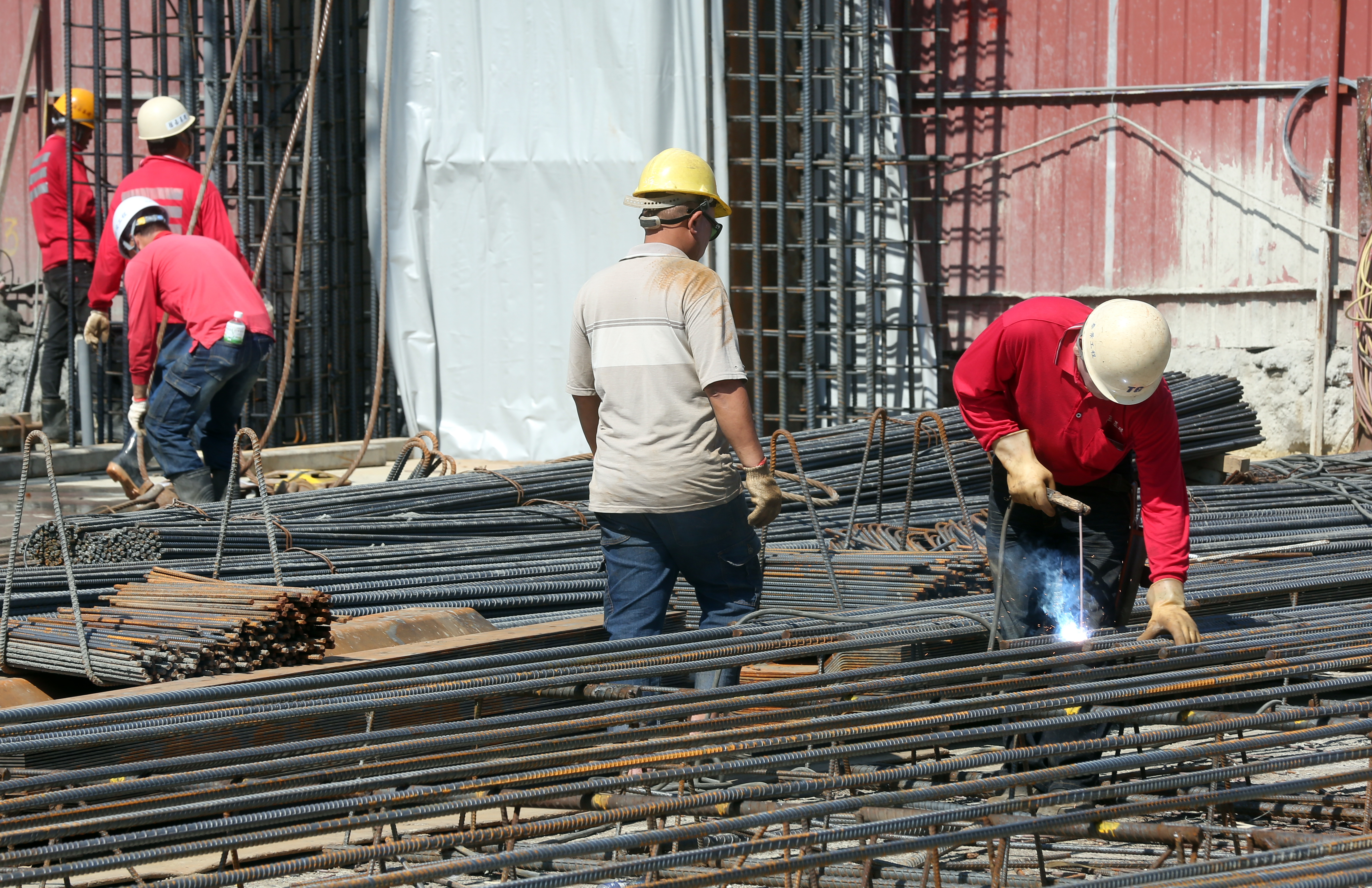 台灣年輕人投入工地的意願不高，導致技術型勞工出現斷層。
