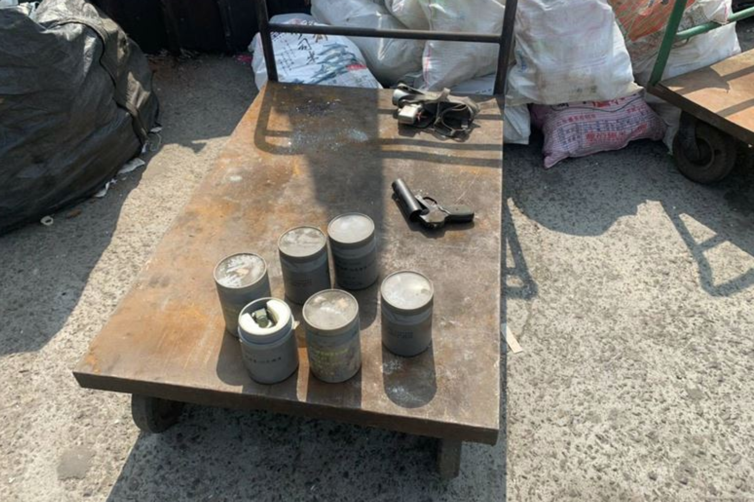 回收業者撬開上鎖鐵櫃時,赫見信號槍及6顆手榴彈,嚇得通報軍警。(翻攝畫面)