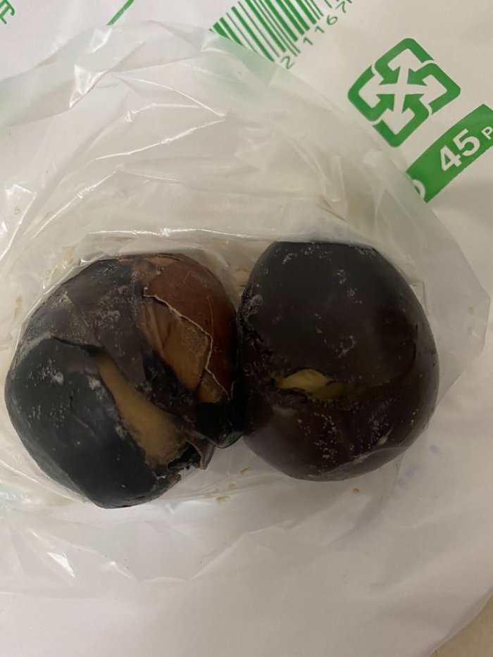 送來的兩顆茶葉蛋一顆完全無殼、另一顆殼只剩一點點,讓網友直呼「好噁心🤮完全不敢吃」。(翻攝自Dcard)