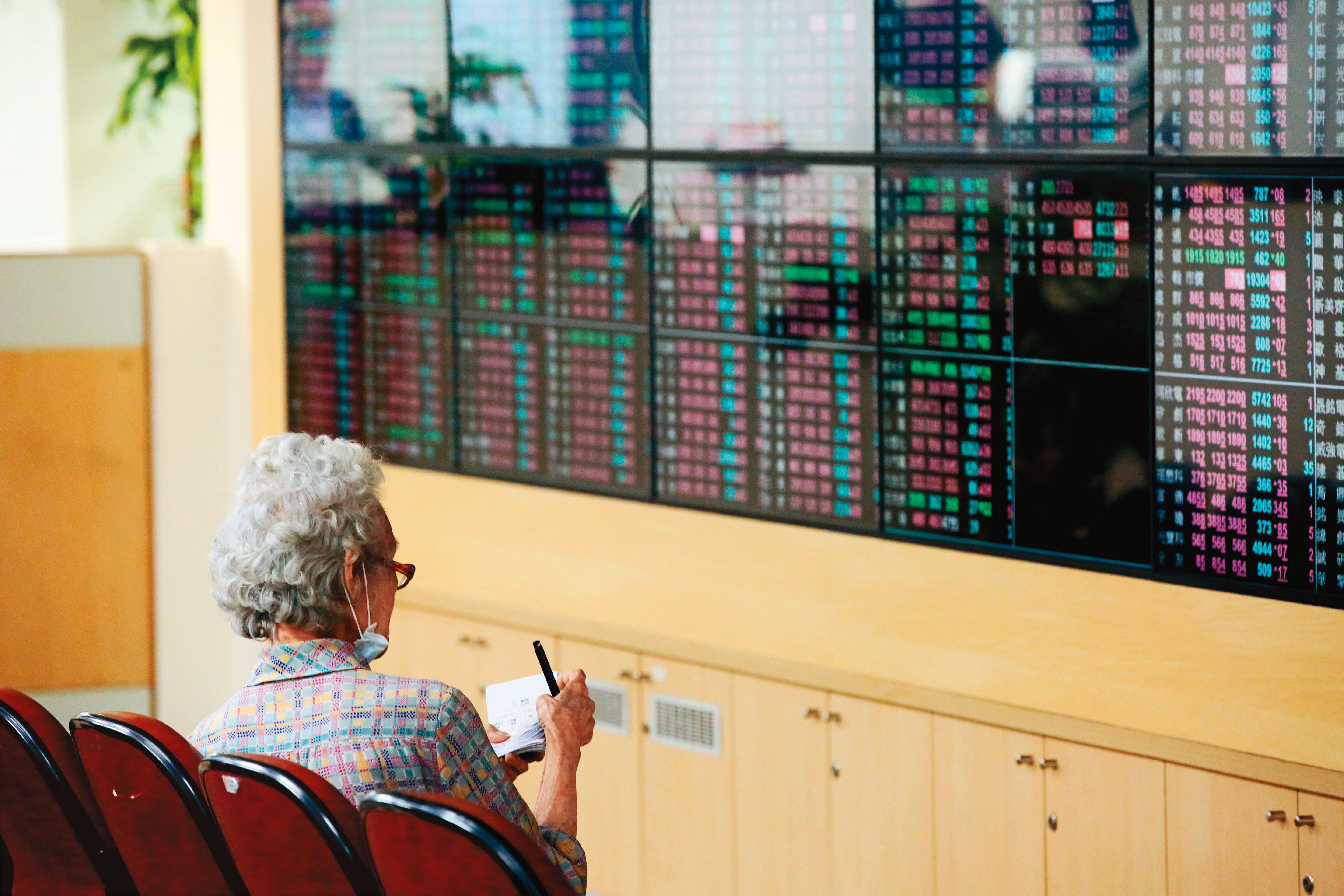 傳統績優股提供庶民生活的日常服務，這些「老狗」如果能學到新經濟的把戲，將會是今年疫後復甦的大贏家。