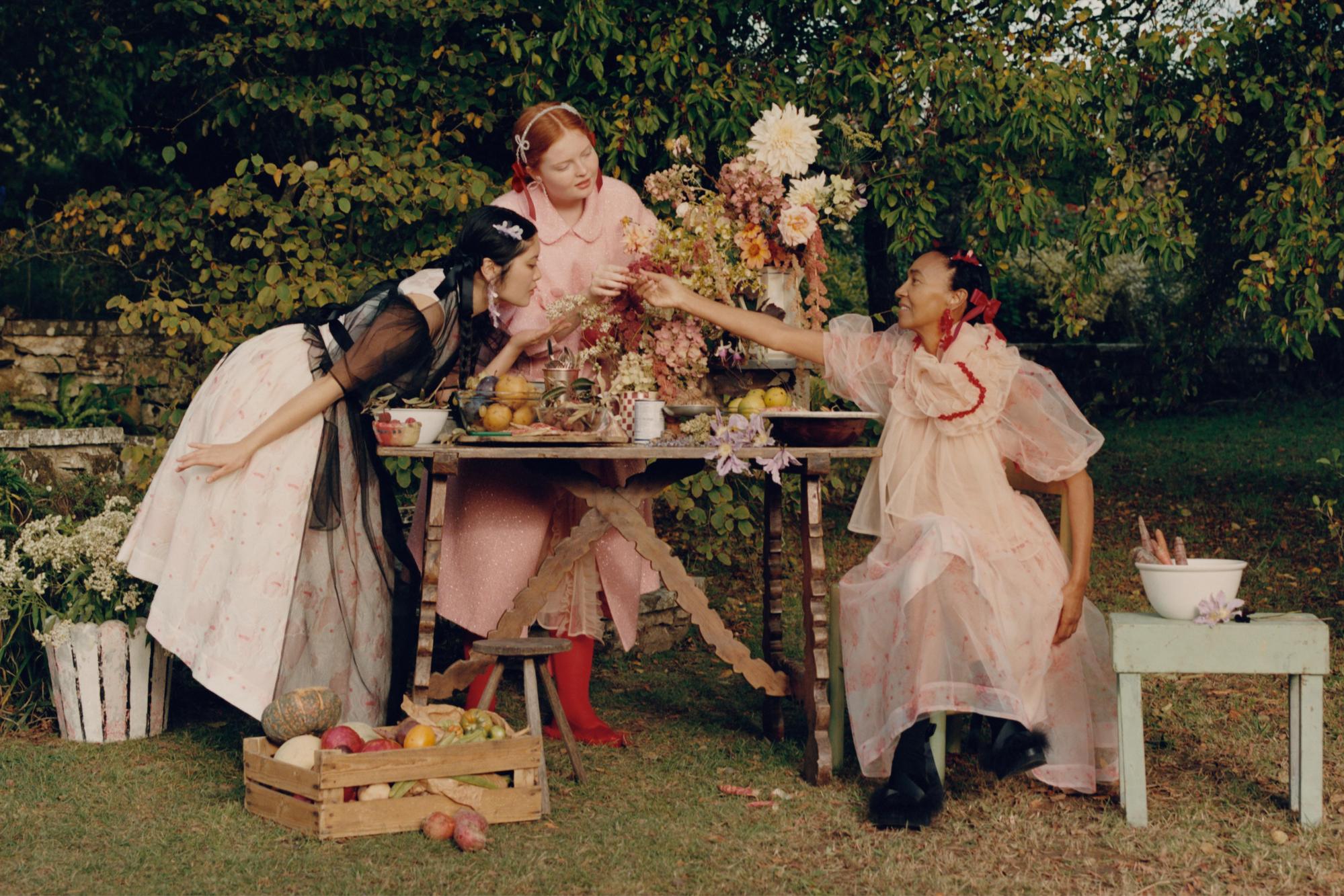 Simone Rocha x H&M設計師聯名廣告影片,由美國知名攝影師Tyhler Mitchell掌鏡,以其標誌性的拍攝風格邀請大眾踏入Simone Rocha x H&M的世界。(H&M提供)