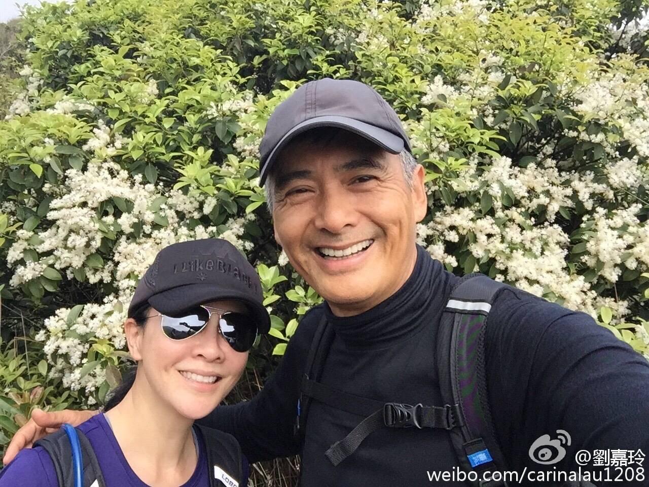 周潤發當年不借錢給吳孟達,是希望他改掉賭博惡習。平日愛運動的他,不時跟劉嘉玲去爬山。 (翻攝自周潤發微博)