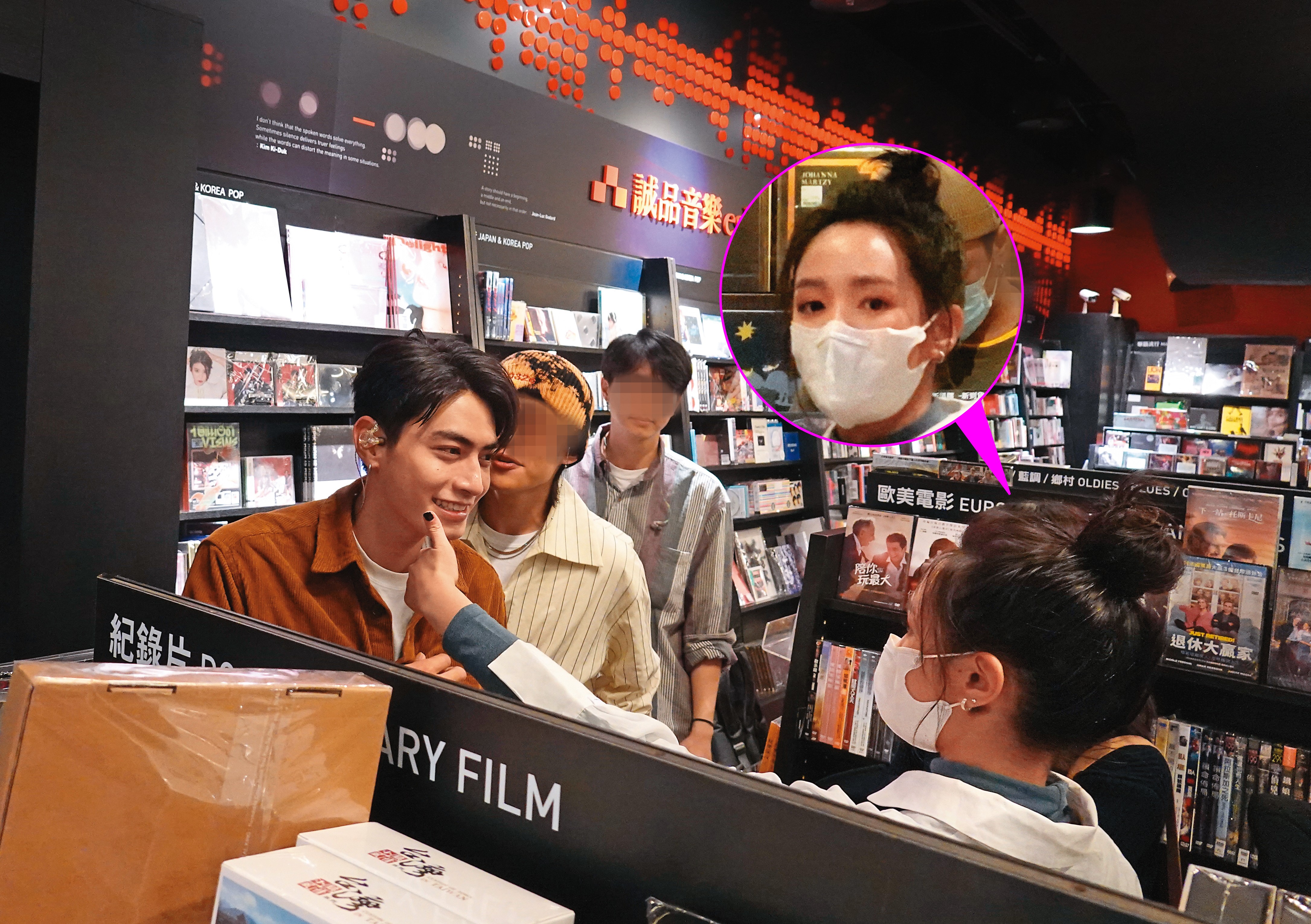 2/19 21:01 王淨與宋柏緯眼神交會時，王淨伸出手比讚，給予男友鼓勵。