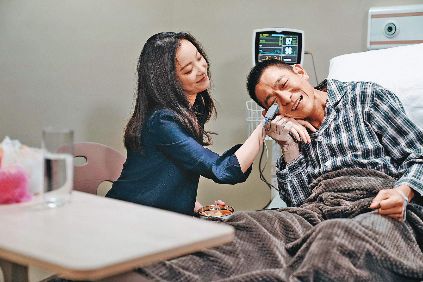 劉德華(右)與倪妮(左)主演的《拆彈專家2》上片63天後,以新台幣56億多元成為港片在大陸市場的票房冠軍。