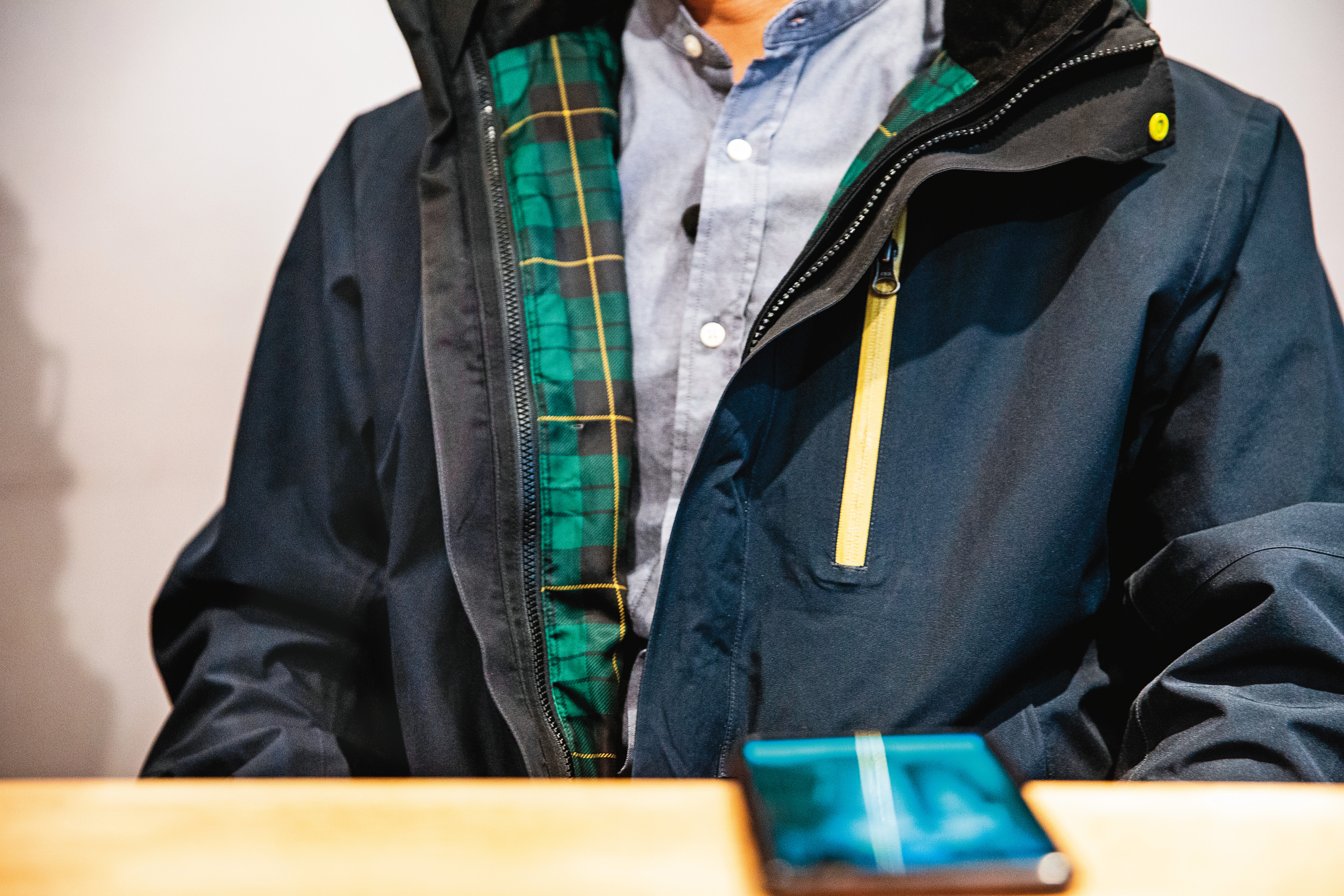 前員工小華因無法苟同樂扉的作法，才會私下蒐證老闆違法行為進行檢舉。