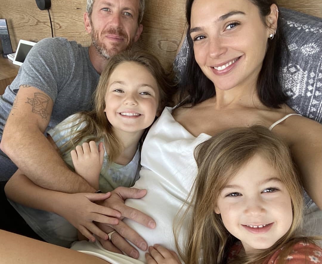 蓋兒加朵在IG貼出一家四口全家福照，宣布懷了第三胎喜訊。（翻攝自蓋兒加朵IG）