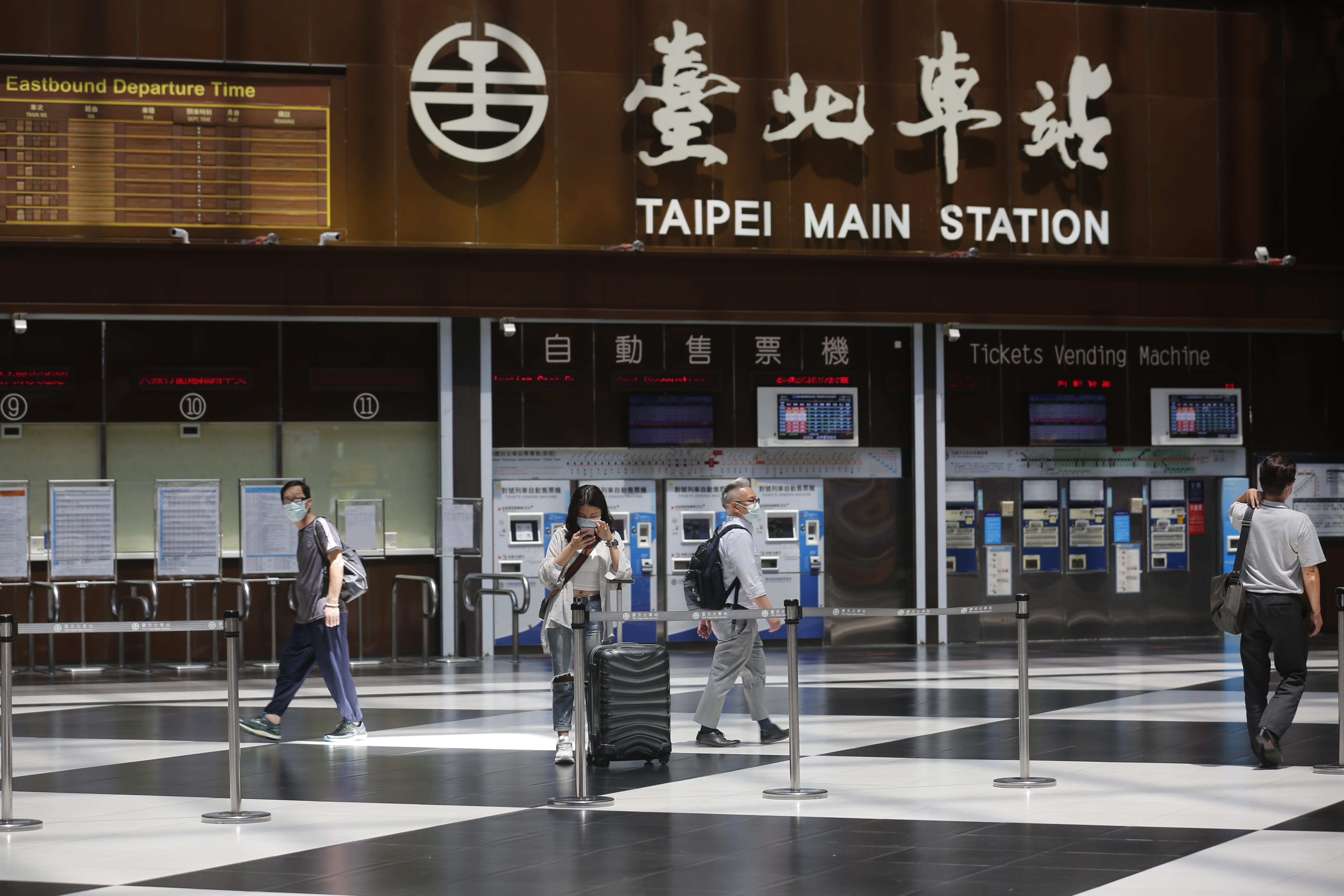 45歲吳男曾犯下衛豐保全3,550萬元監守自盜案，潛逃中國後被捕並於2月27日返台，竟無視防疫規定於台北車站附近趴趴走。（示意圖，本刊資料照）