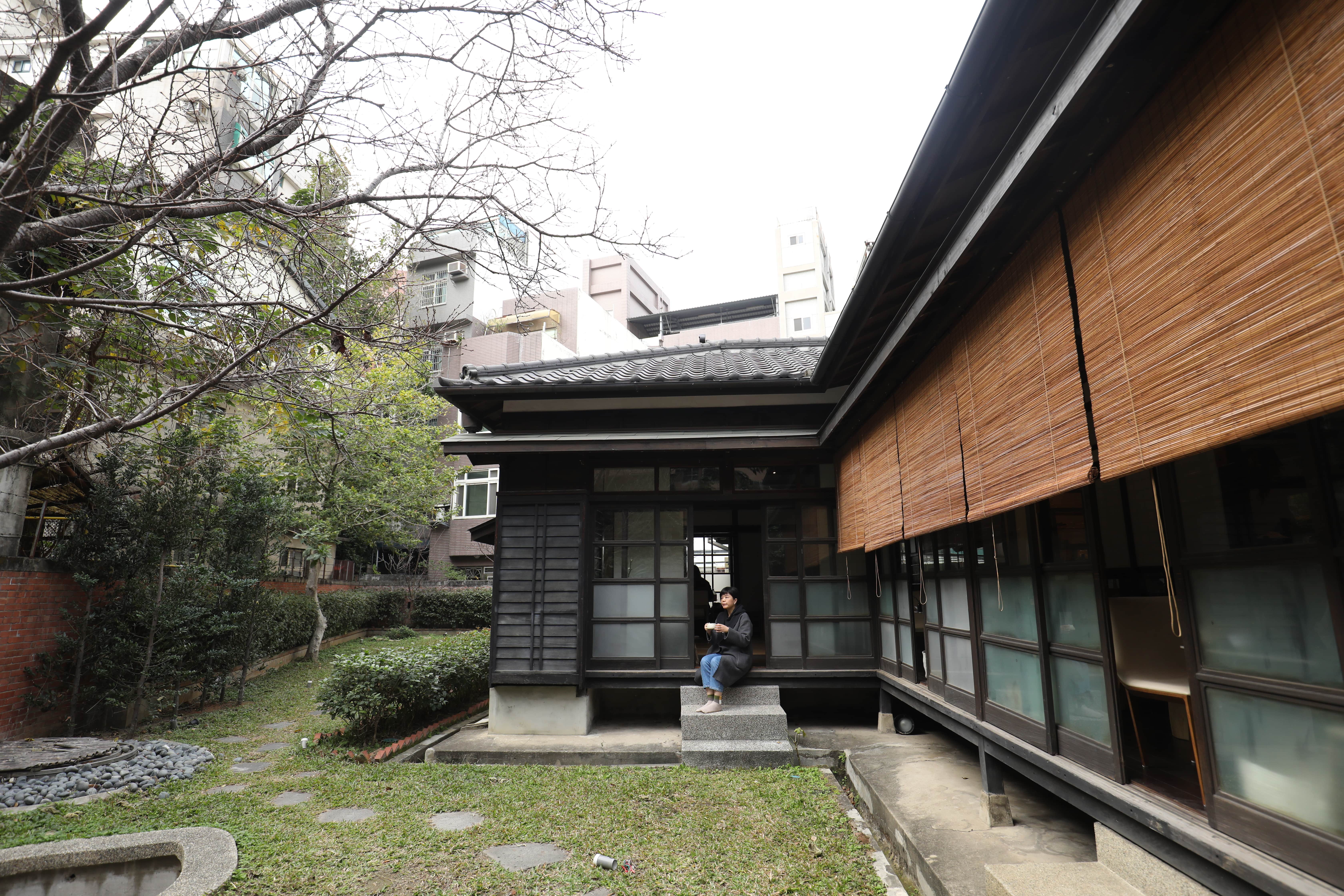 被城市環繞的舊時日式庭院，很適合忙碌的現代人在此小憩、放空。