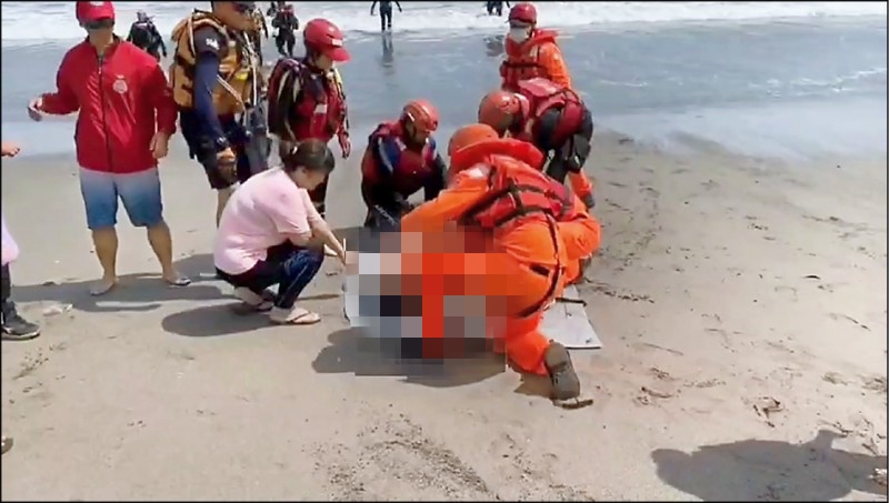 李母到場看到大兒子的遺體後難過痛哭。(海巡署一三岸巡隊提供)