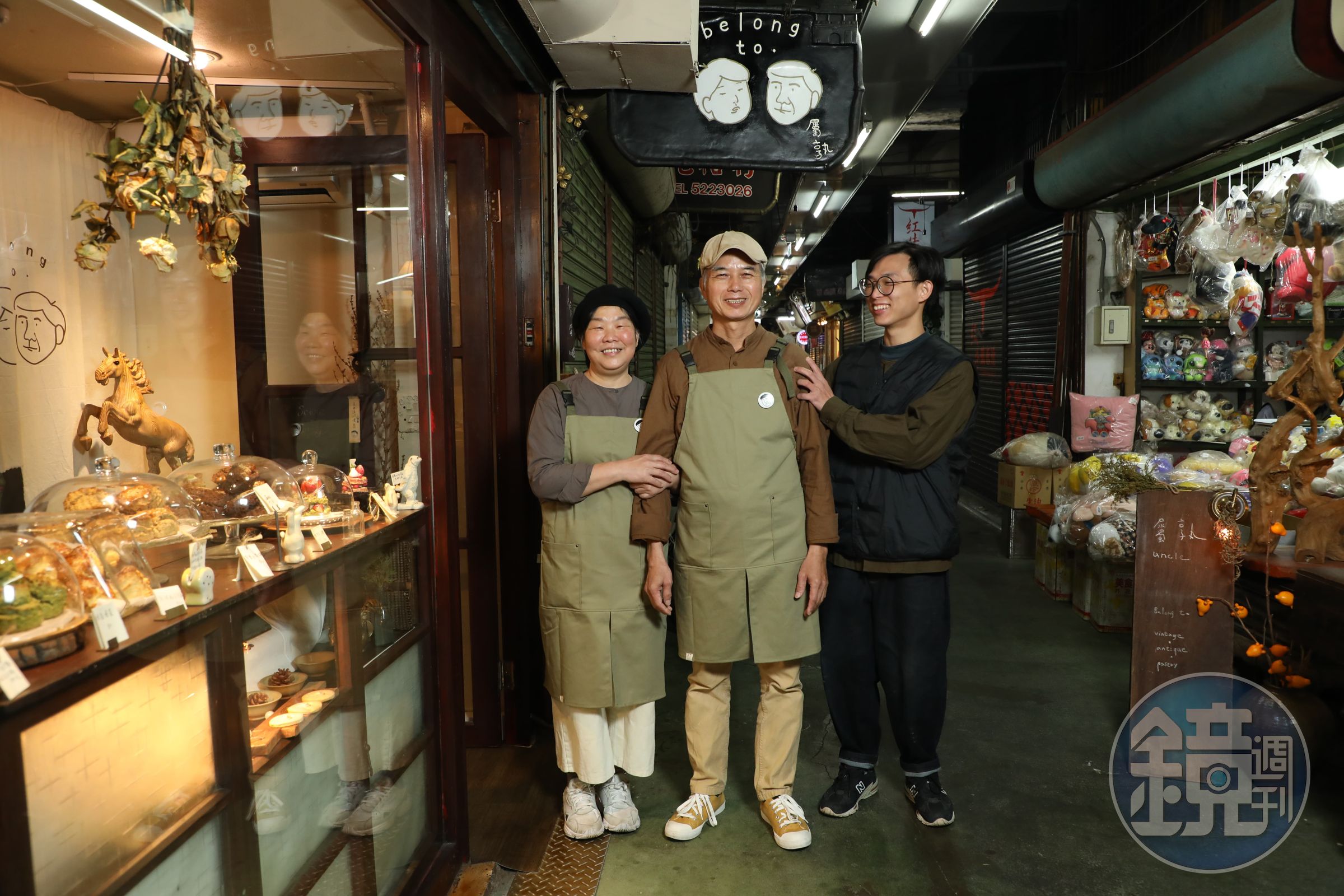 招牌設計以老闆陳慶餘（中）、老闆娘彭淑惠（左）夫婦為範本，兒子曾凱浤（右）是幕後推手。