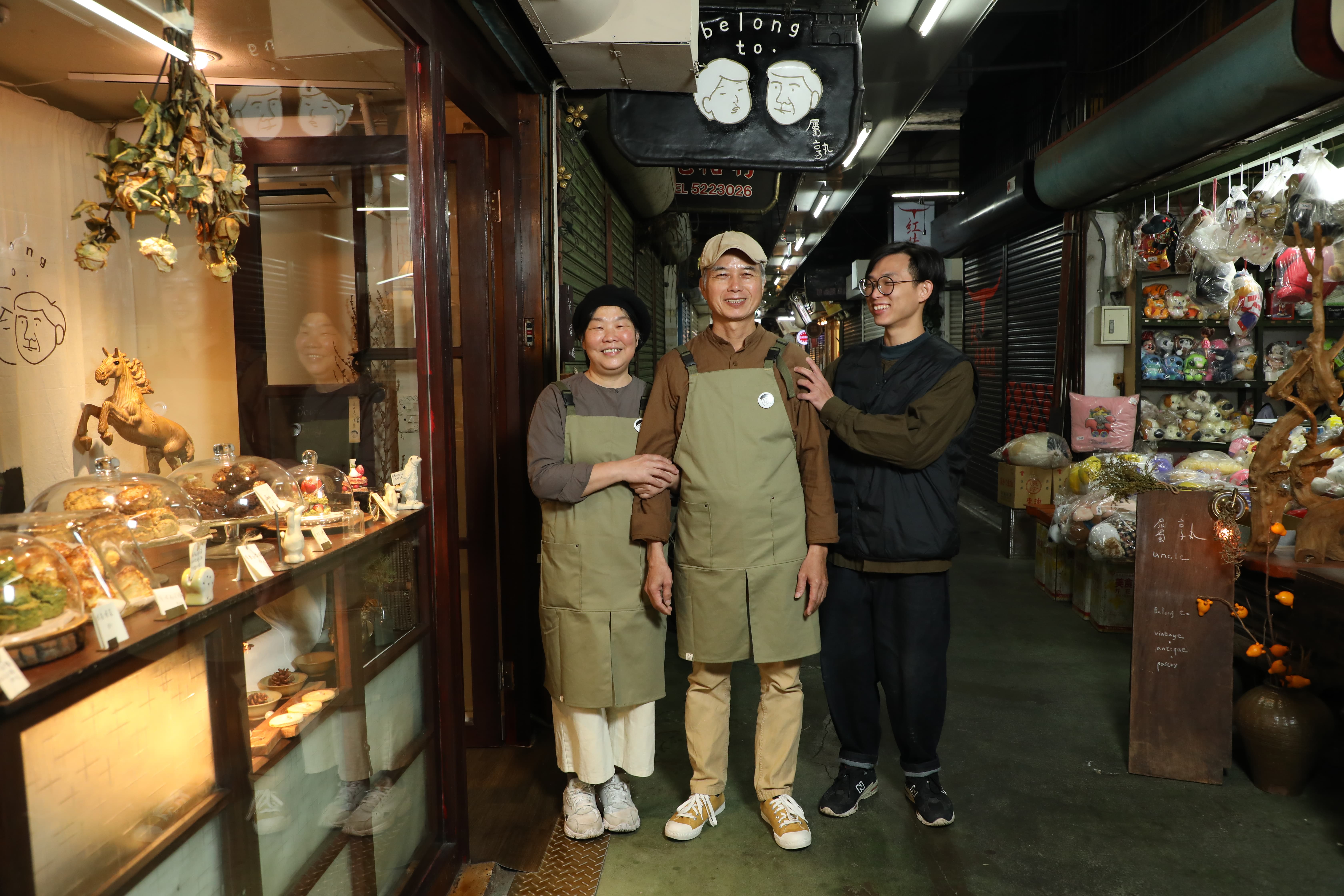 招牌設計以老闆陳慶餘（中）、老闆娘彭淑惠（左）夫婦為範本，兒子曾凱浤（右）是幕後推手。