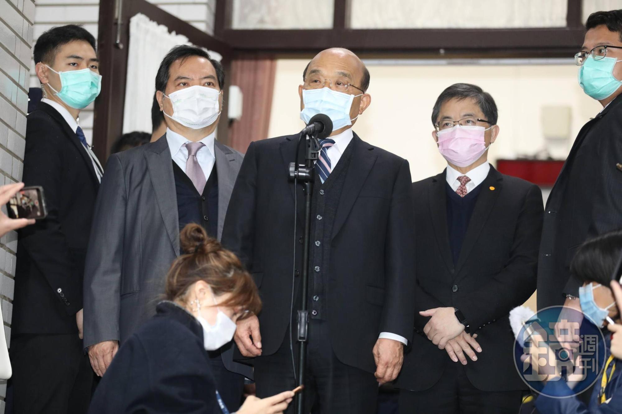 行政院長蘇貞昌(中)今表示國人挺鳳梨的購買量已比過去外銷中國高。