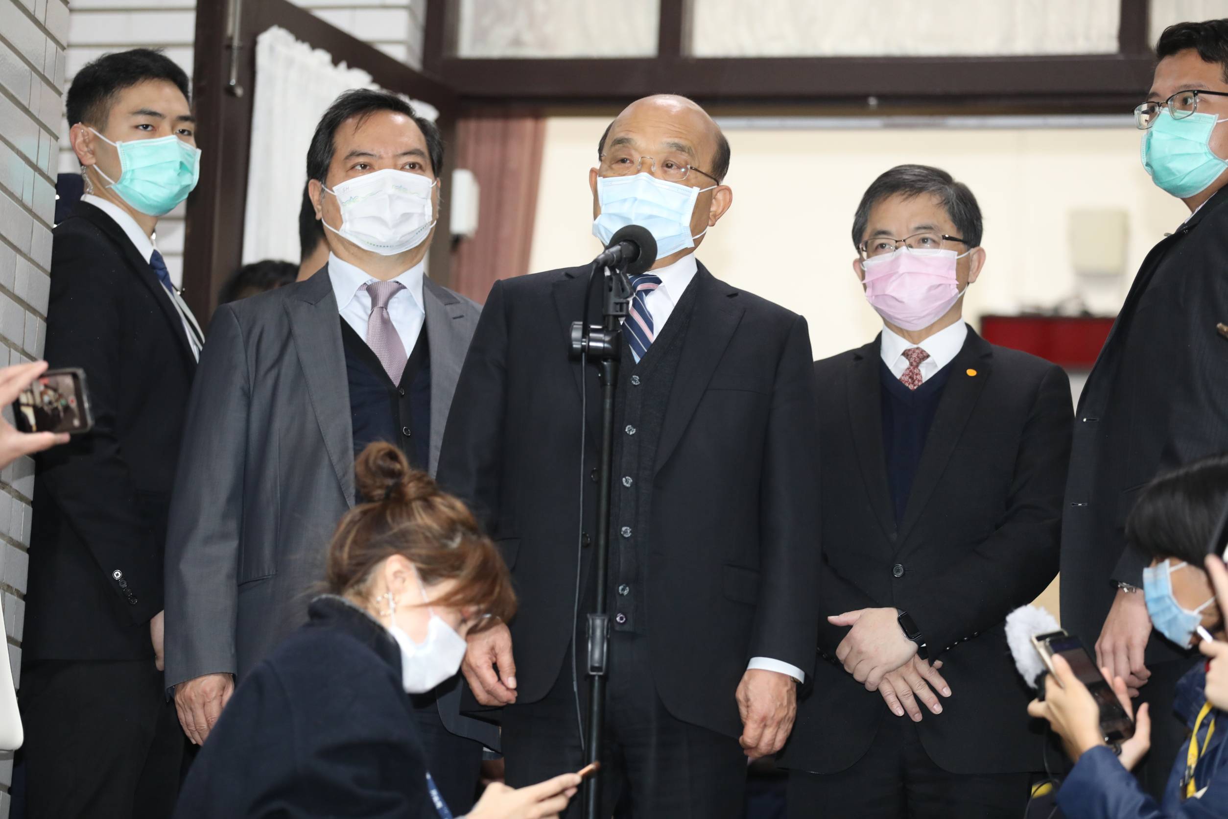 行政院長蘇貞昌(中)今表示國人挺鳳梨的購買量已比過去外銷中國高。