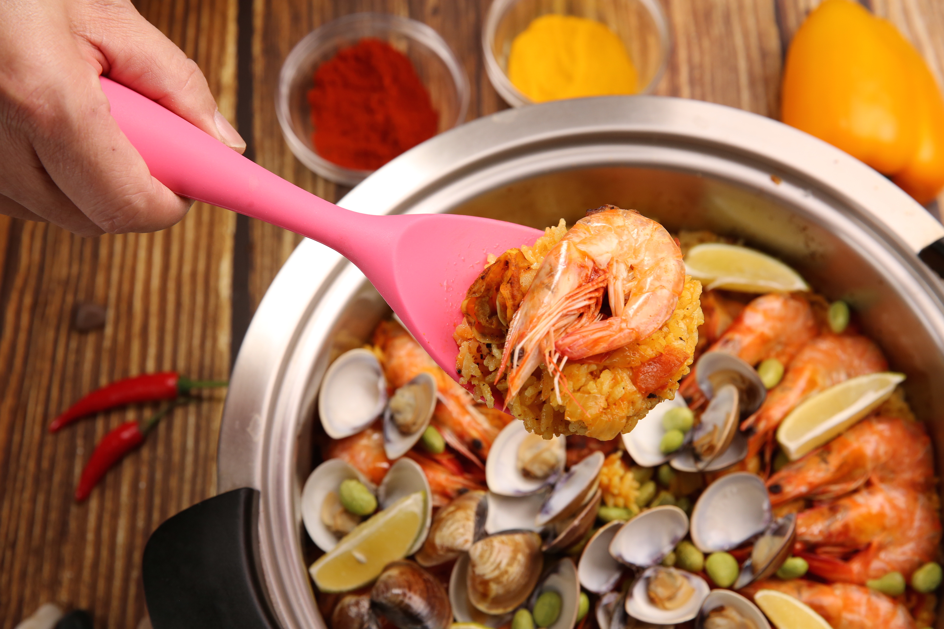 在家要做出和餐廳一樣的西班海鮮燉飯不再是難事。（瑞康屋提供）