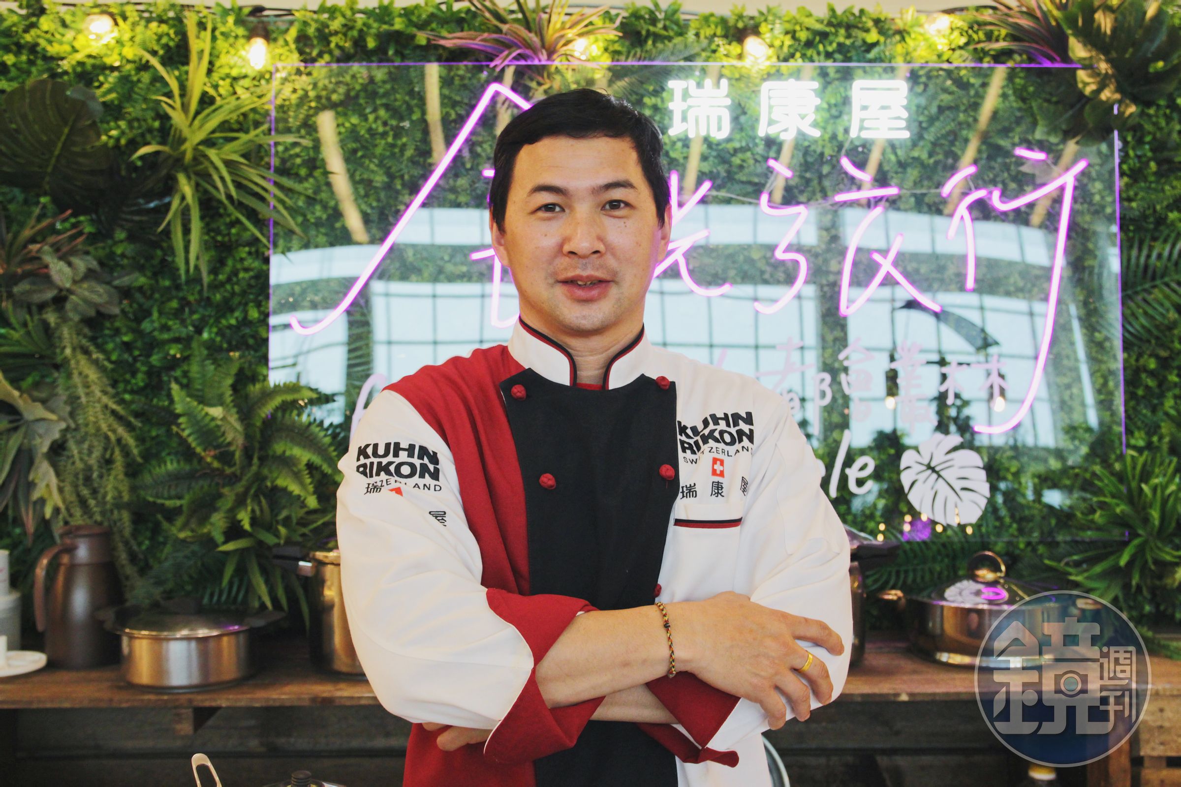 擅長以在地食材展現異國料理風味，現任鈺通大飯店行政總主廚的王建智。