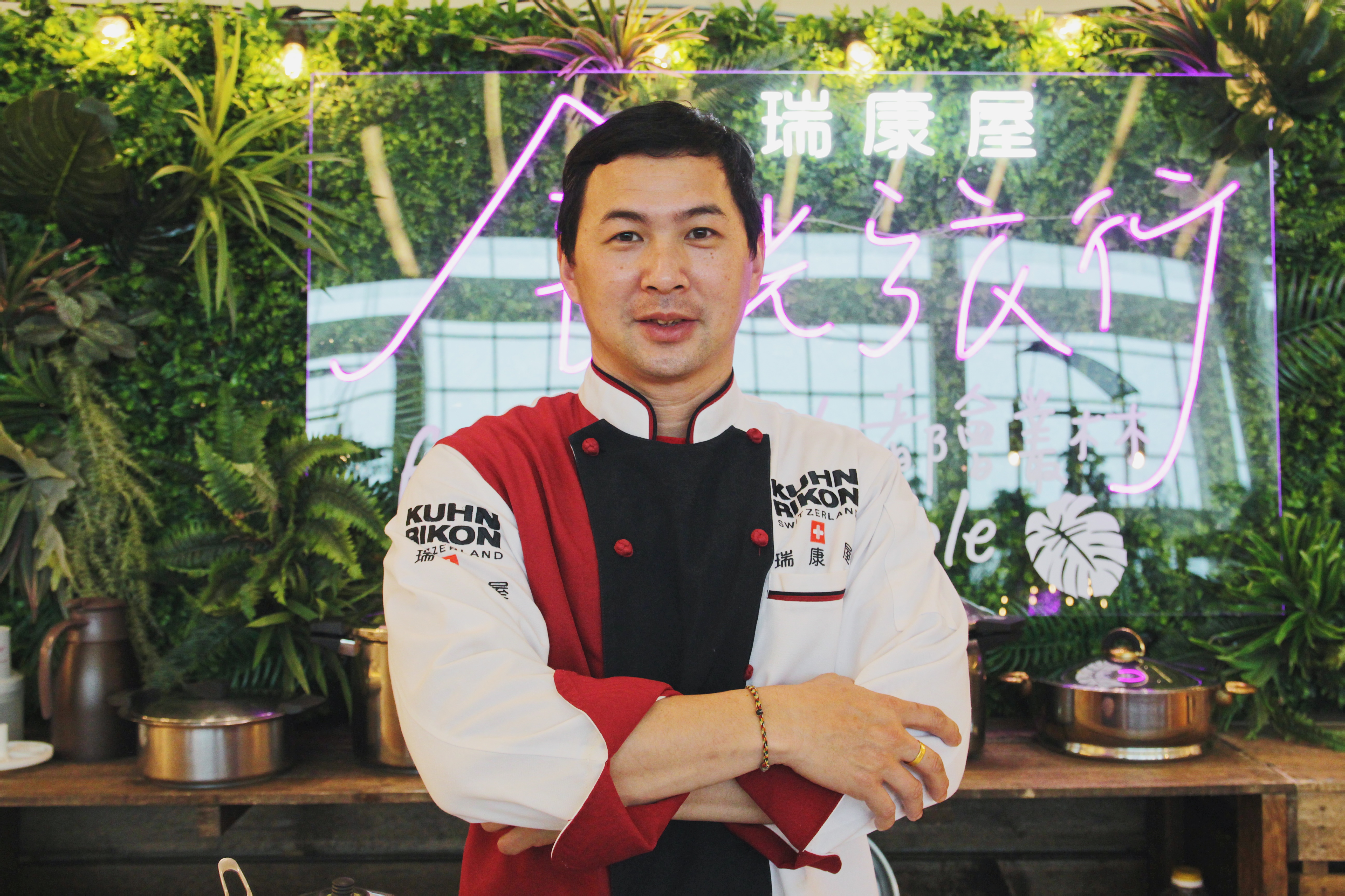 擅長以在地食材展現異國料理風味，現任鈺通大飯店行政總主廚的王建智。