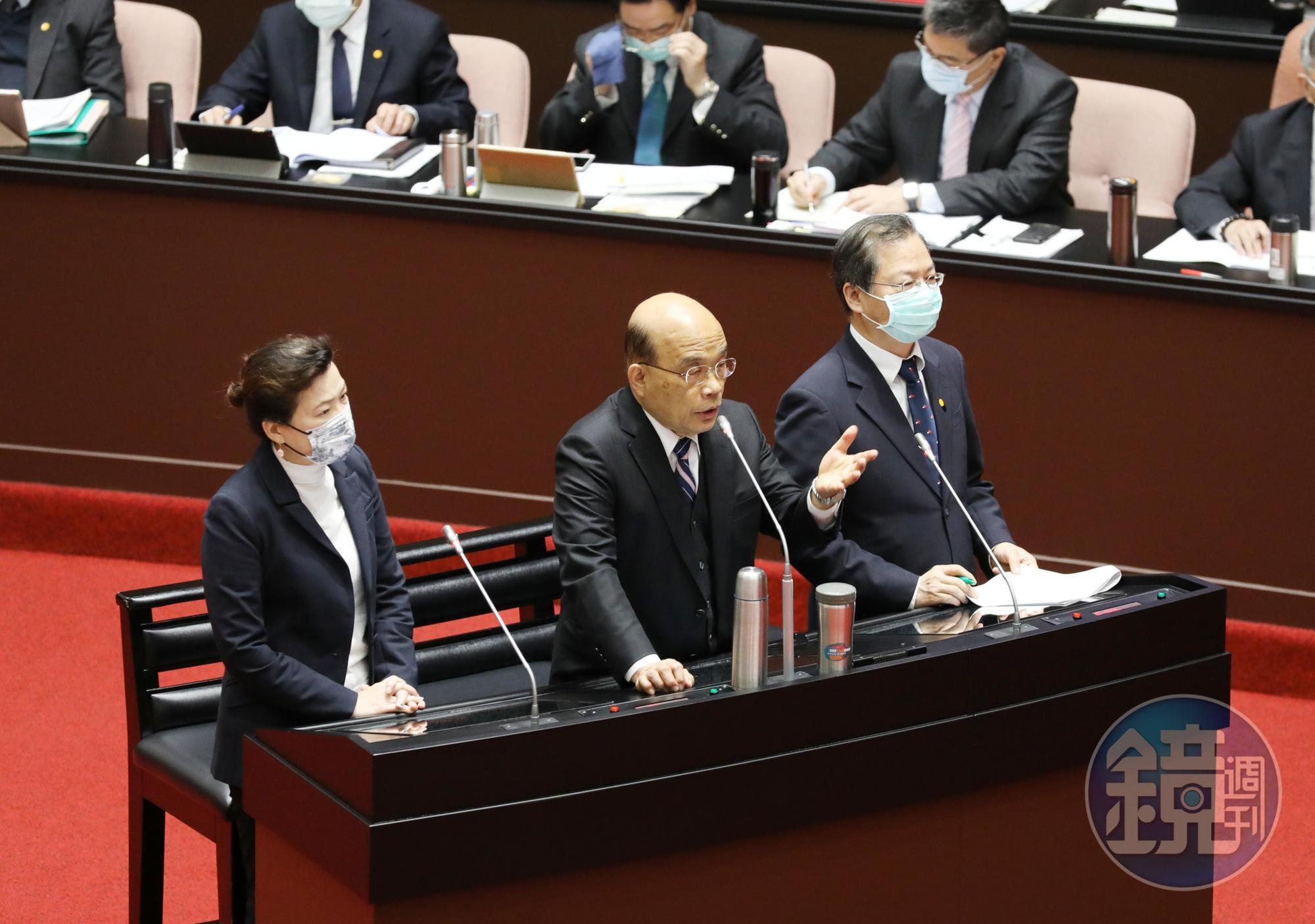 行政院長蘇貞昌（中）與經濟部長王美花（左）、國發會主委龔明鑫在立院備詢。