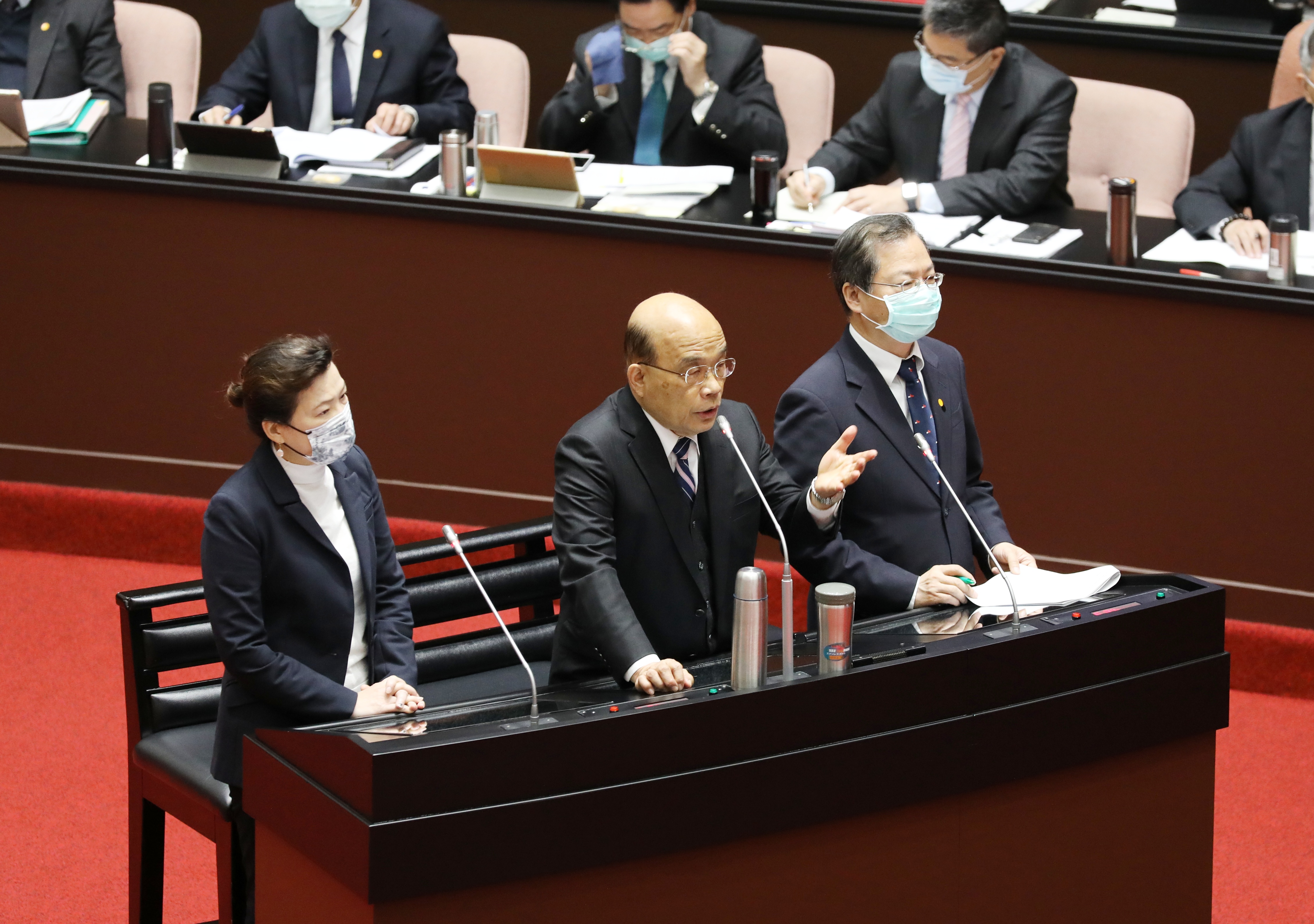 行政院長蘇貞昌（中）與經濟部長王美花（左）、國發會主委龔明鑫在立院備詢。