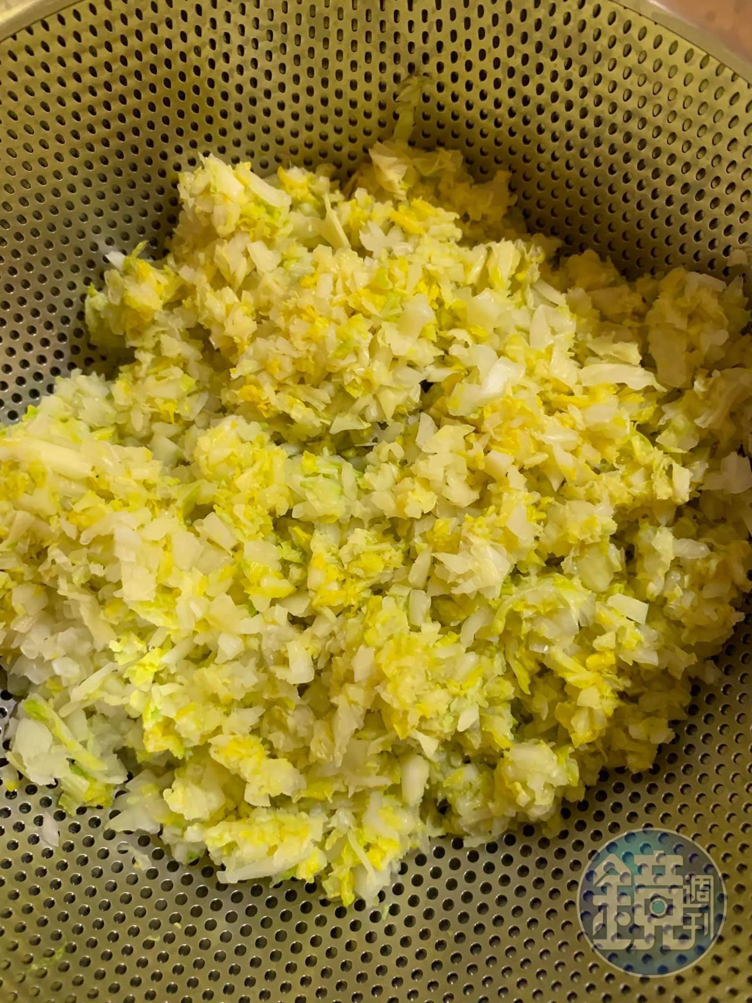 白菜心（娃娃菜）同樣擠水備用。