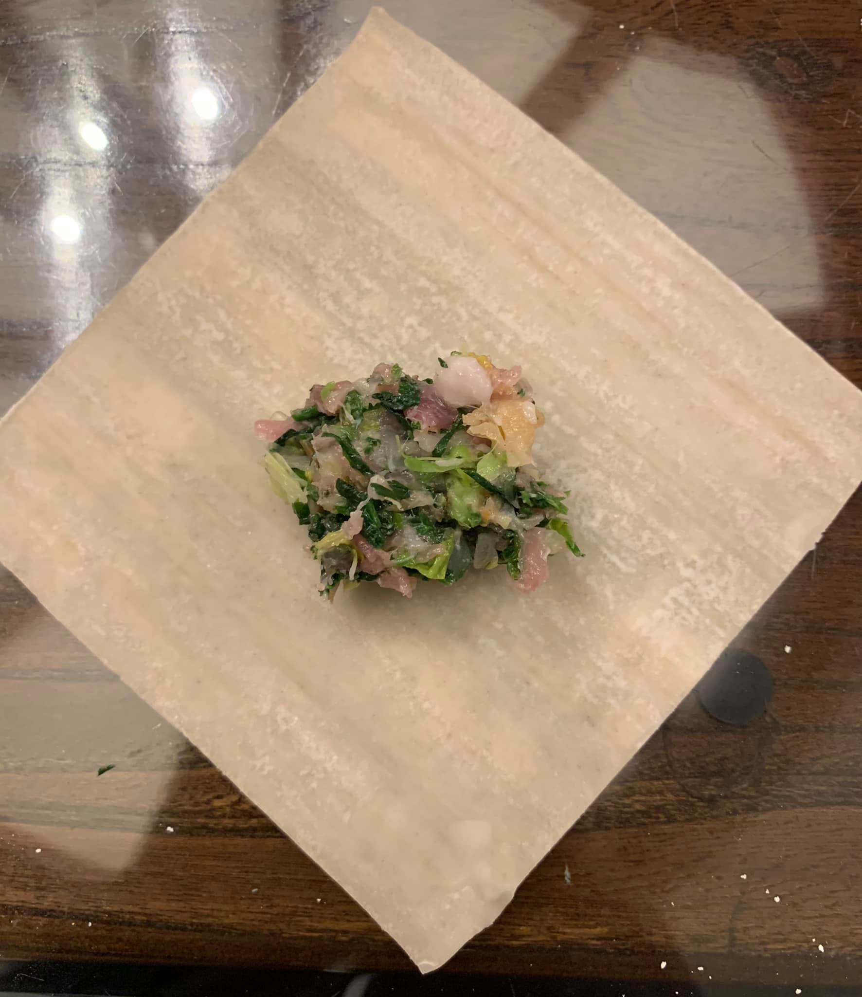 包薺菜餛飩步驟一：餡料放中間。