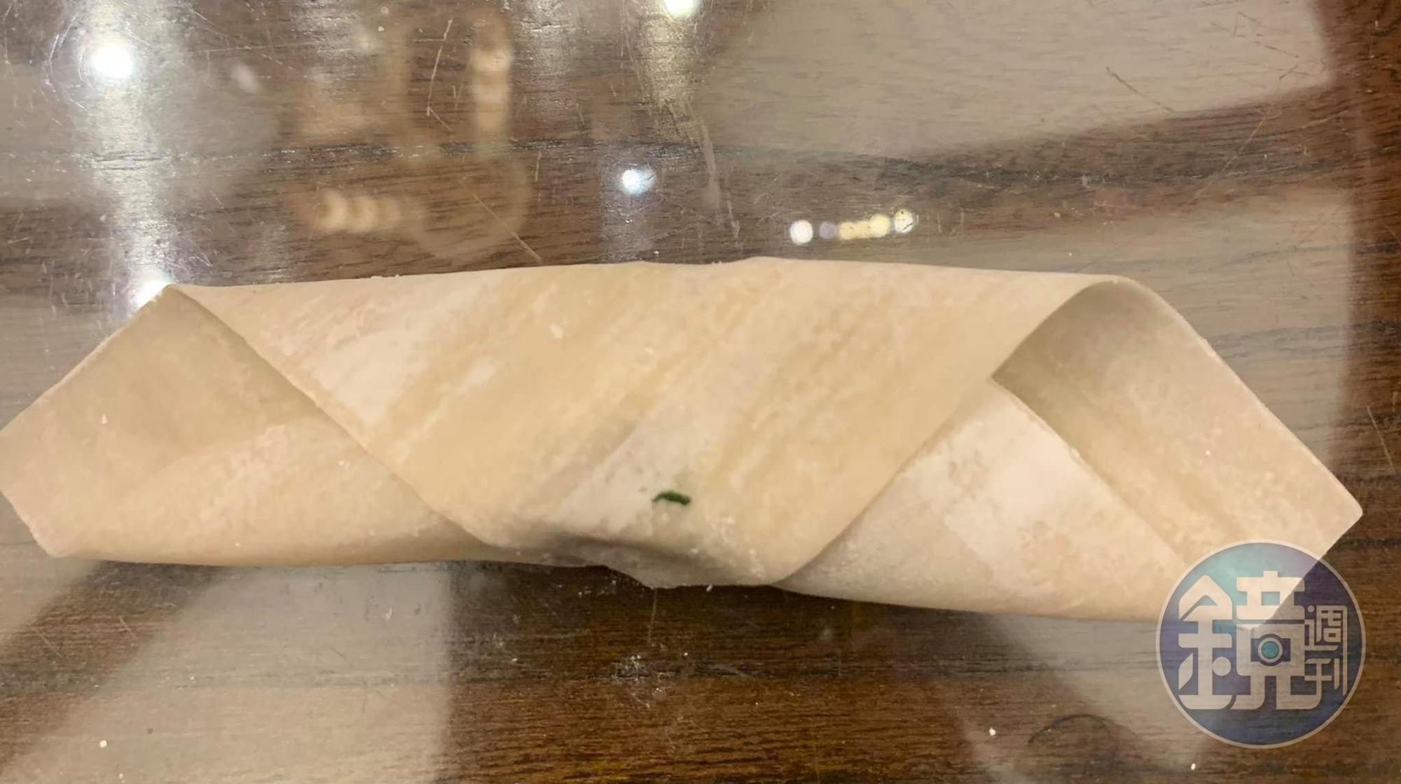 包薺菜餛飩步驟三：另一角對折沾水輕壓。