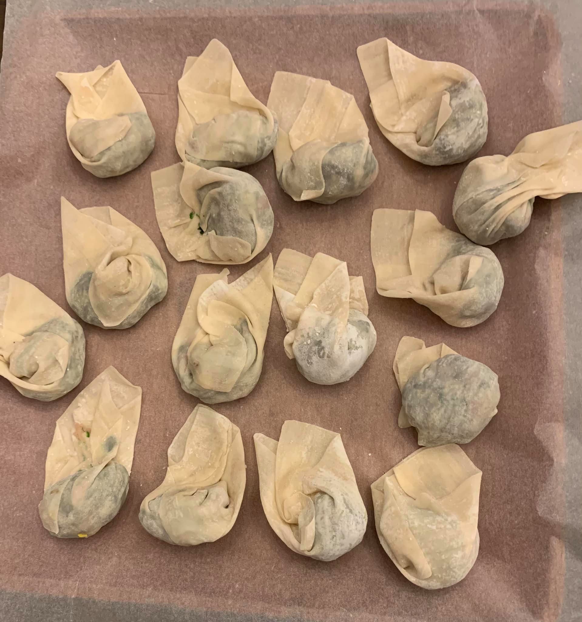 全家一起包，各包各式，下水不會破就好。