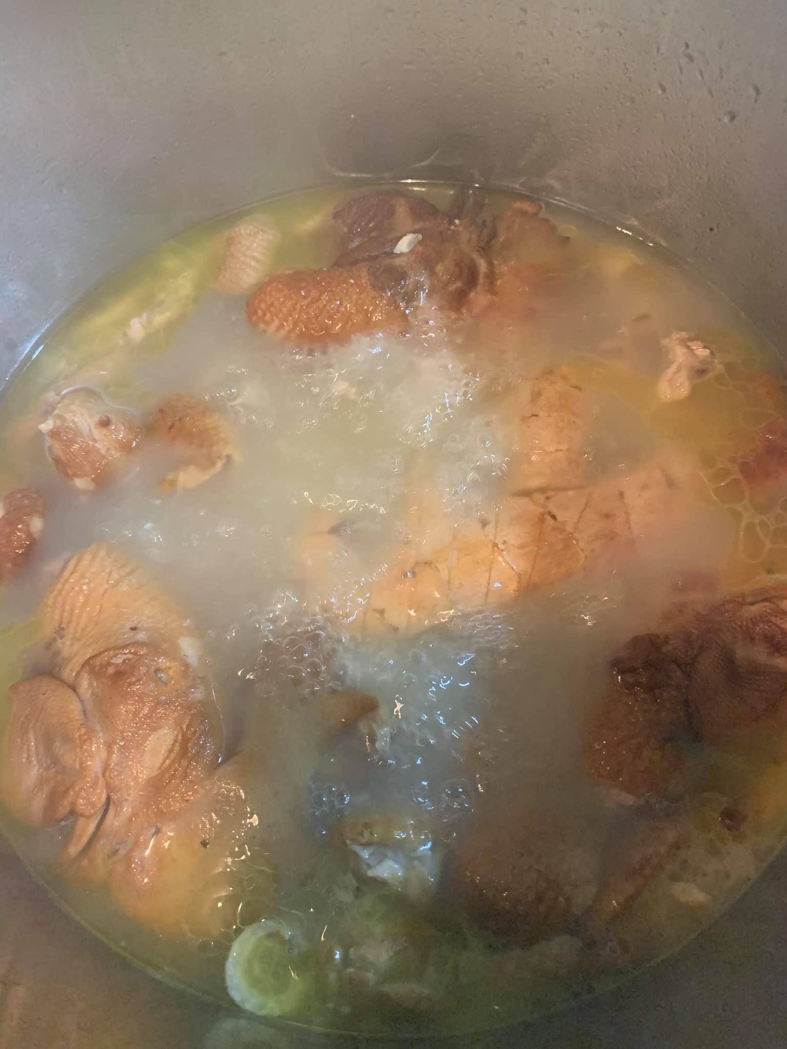 用過年剩下的雞頭、雞架子，加榨菜、老薑煮高湯。