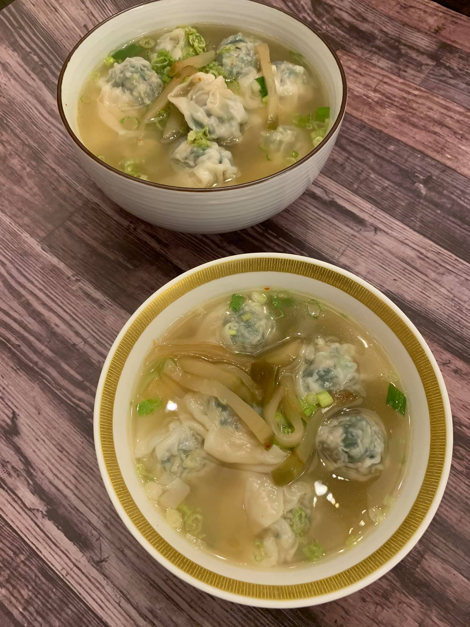 薺菜餛飩吃來清爽不膩，我吃小碗，兒子吃大碗。