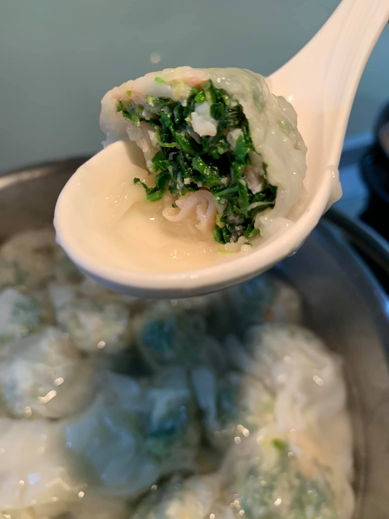 如此鮮綠的薺菜餛飩，咬一口，滿滿的春天味道。