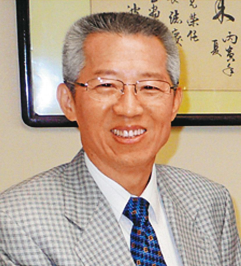 鄭大宇的二叔鄭世華(圖)不但是知名作家兼教授,也曾是康和證券董事長,家族接班問題爆發內鬥。(翻攝畫面)