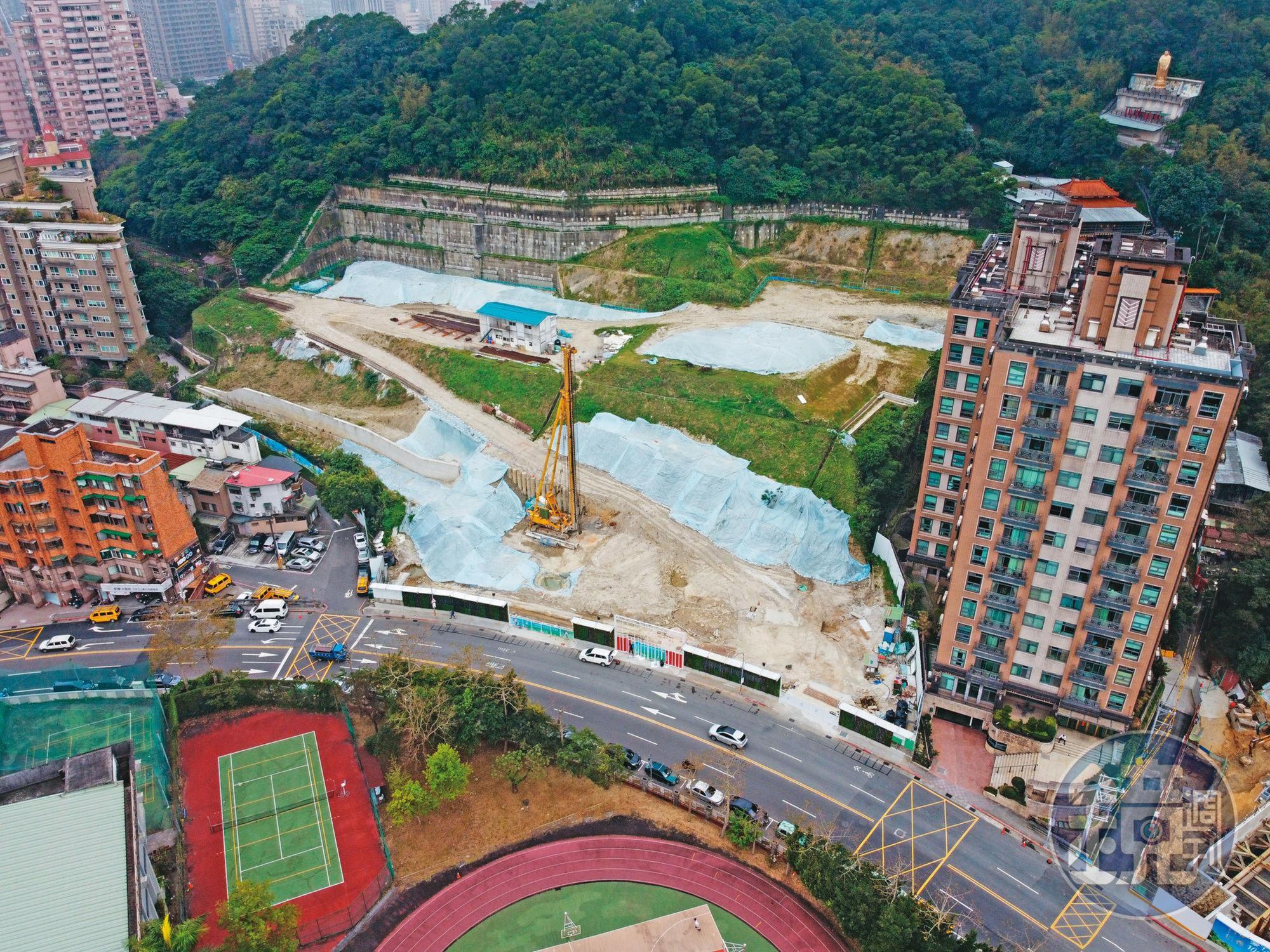 康和證券集團旗下的康證資產,出售北市文山區萬芳段6千坪土地,遭檢舉涉及掏空案。