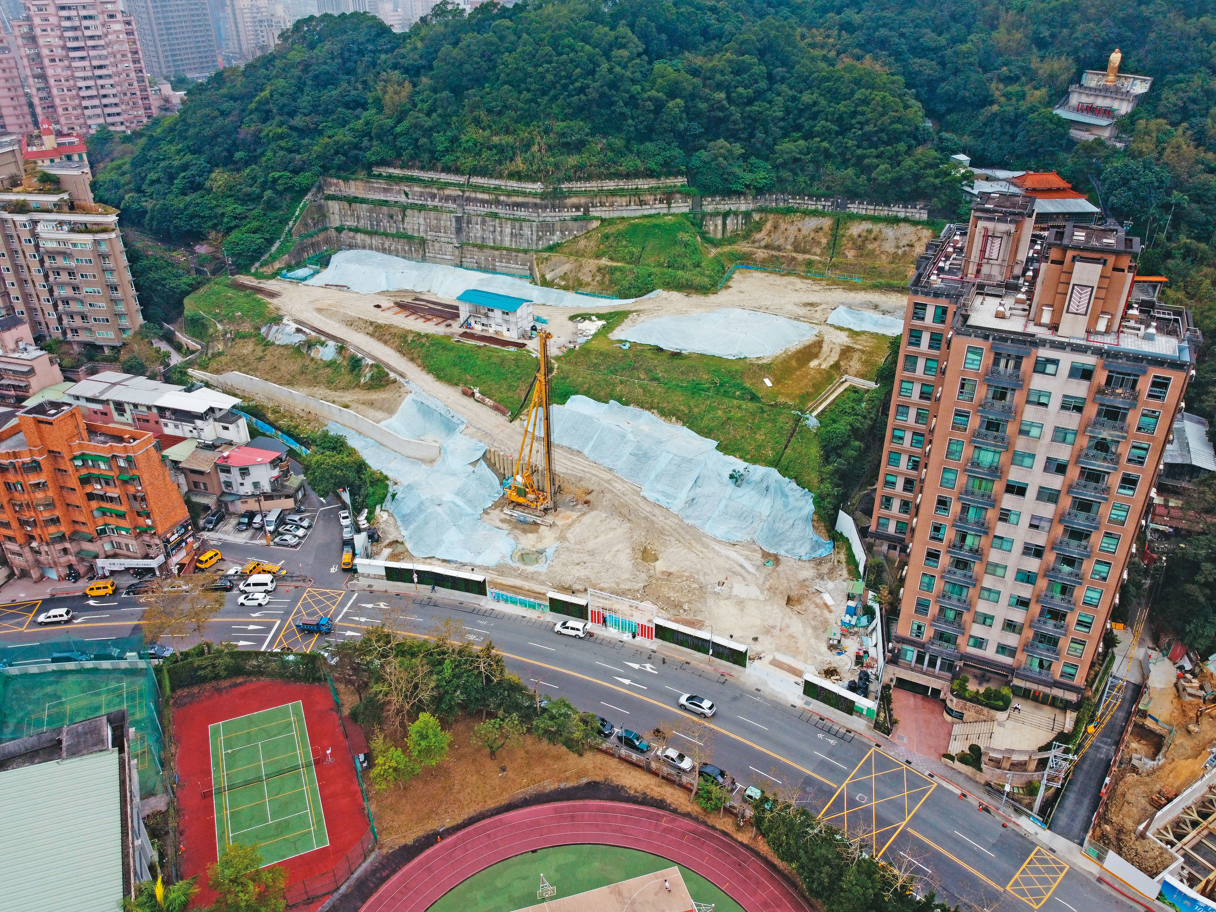 康和證券集團旗下的康證資產，出售北市文山區萬芳段6千坪土地，遭檢舉涉及掏空案。