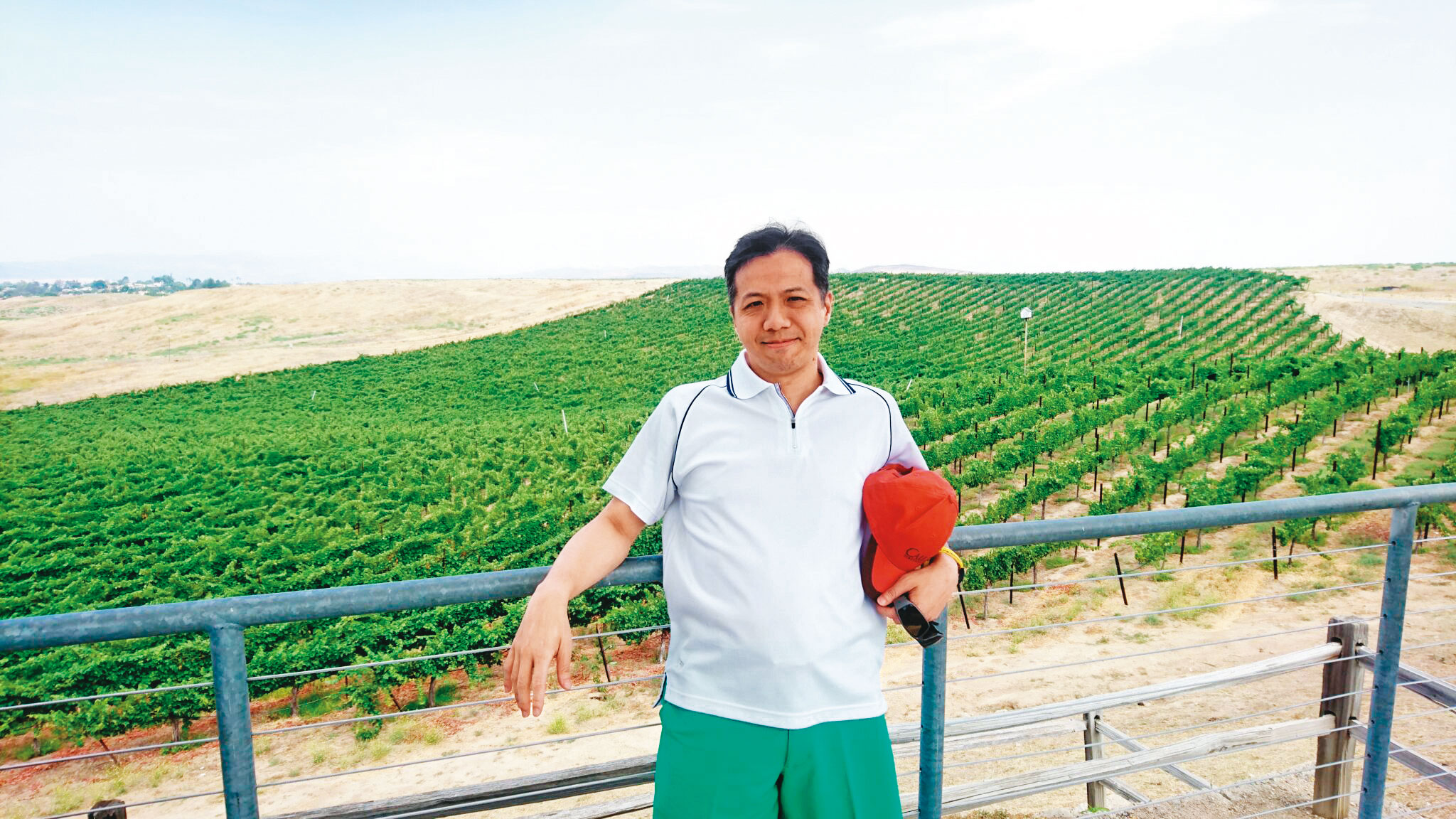 鄭大宇極具藝術氣息，喜愛收藏紅酒，常出國到各大酒莊品酒。