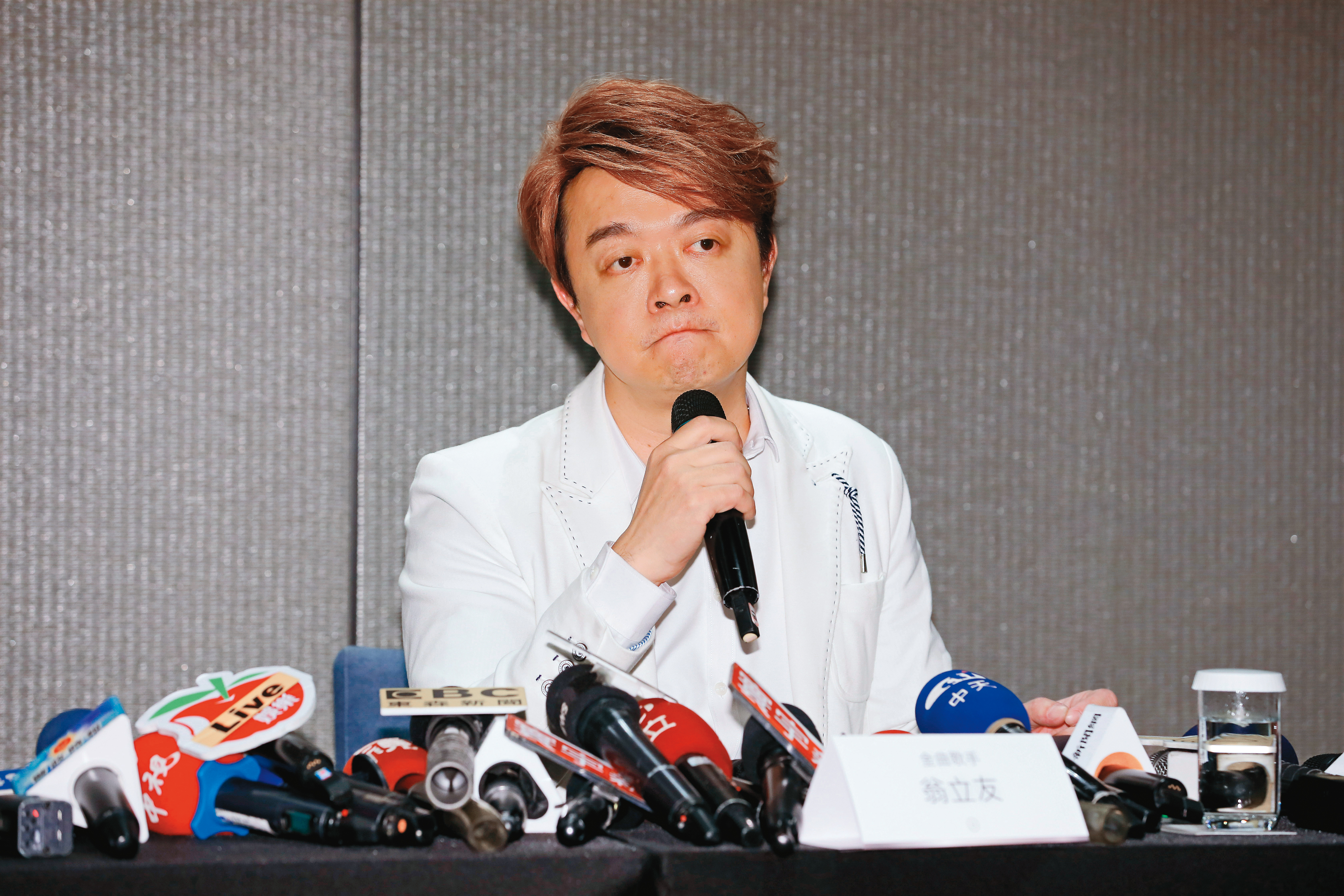 金曲歌王翁立友澄清性騷擾疑雲，日前傳出有人欲兜售聲稱是「羅生門之夜」的影片，喊價500萬元。